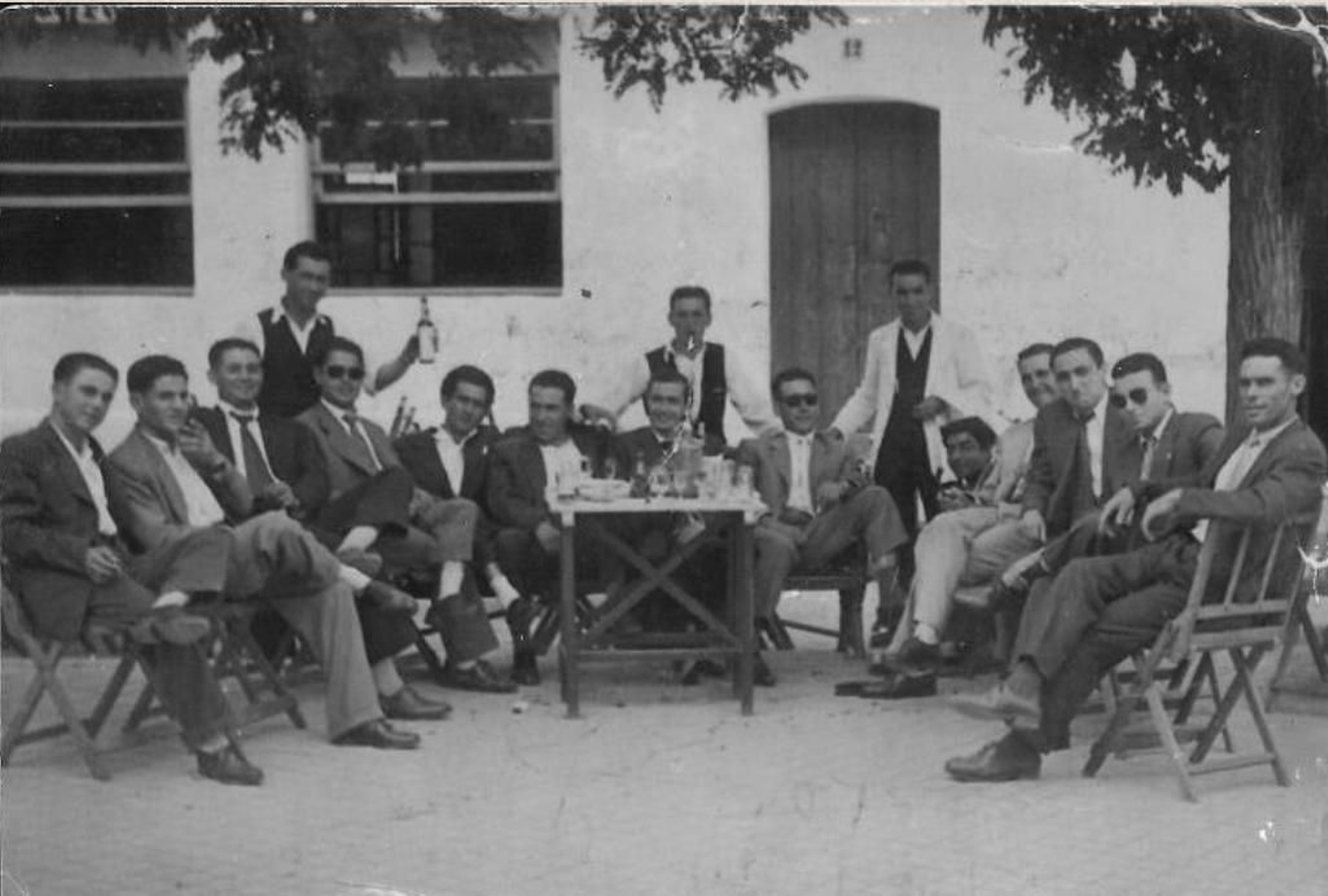 Reunión de alosneros, años 50 del pasado siglo. Reunión de alosneros, años 50 del pasado siglo.