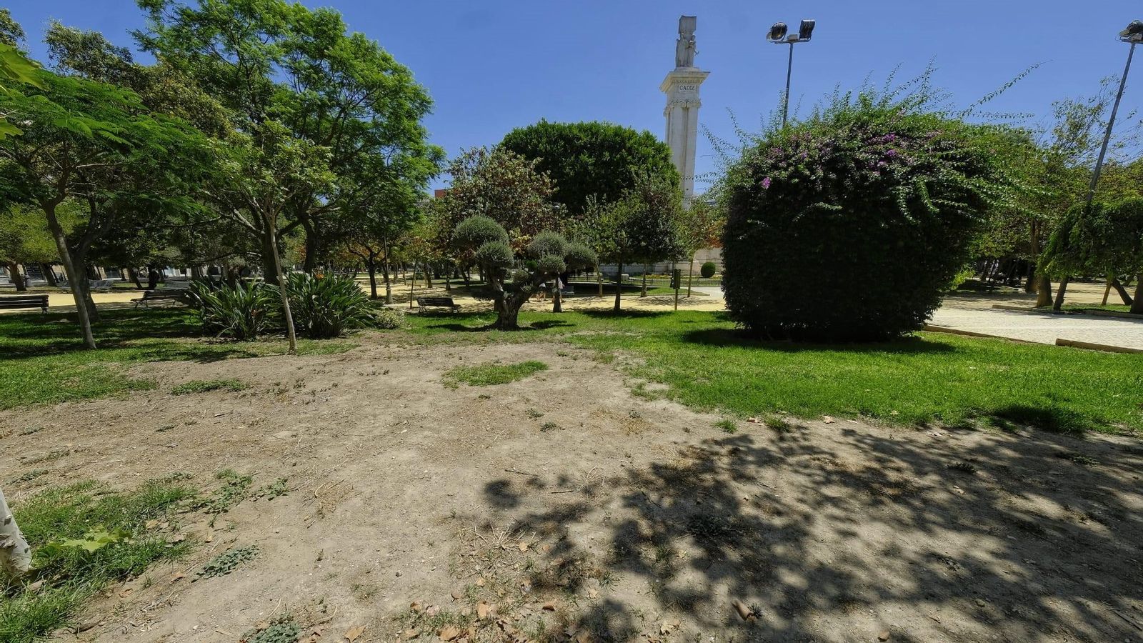 Jardines aún sin césped.