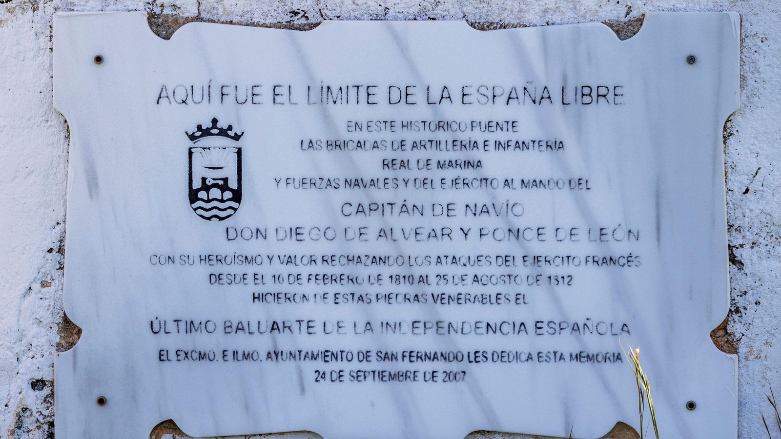 Placa que recuerda el símbolo nacional que supone el Puente Zuazo.