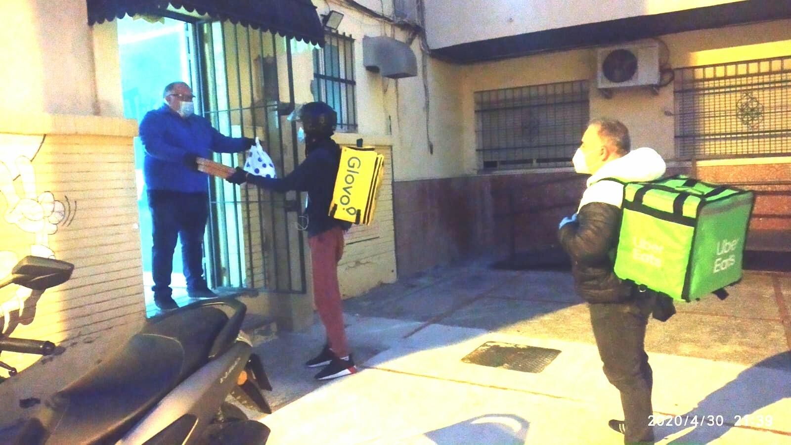 Luismi 'Manteca', de Baguetería TBO, entregando uno de sus pedidos a los repartidores.