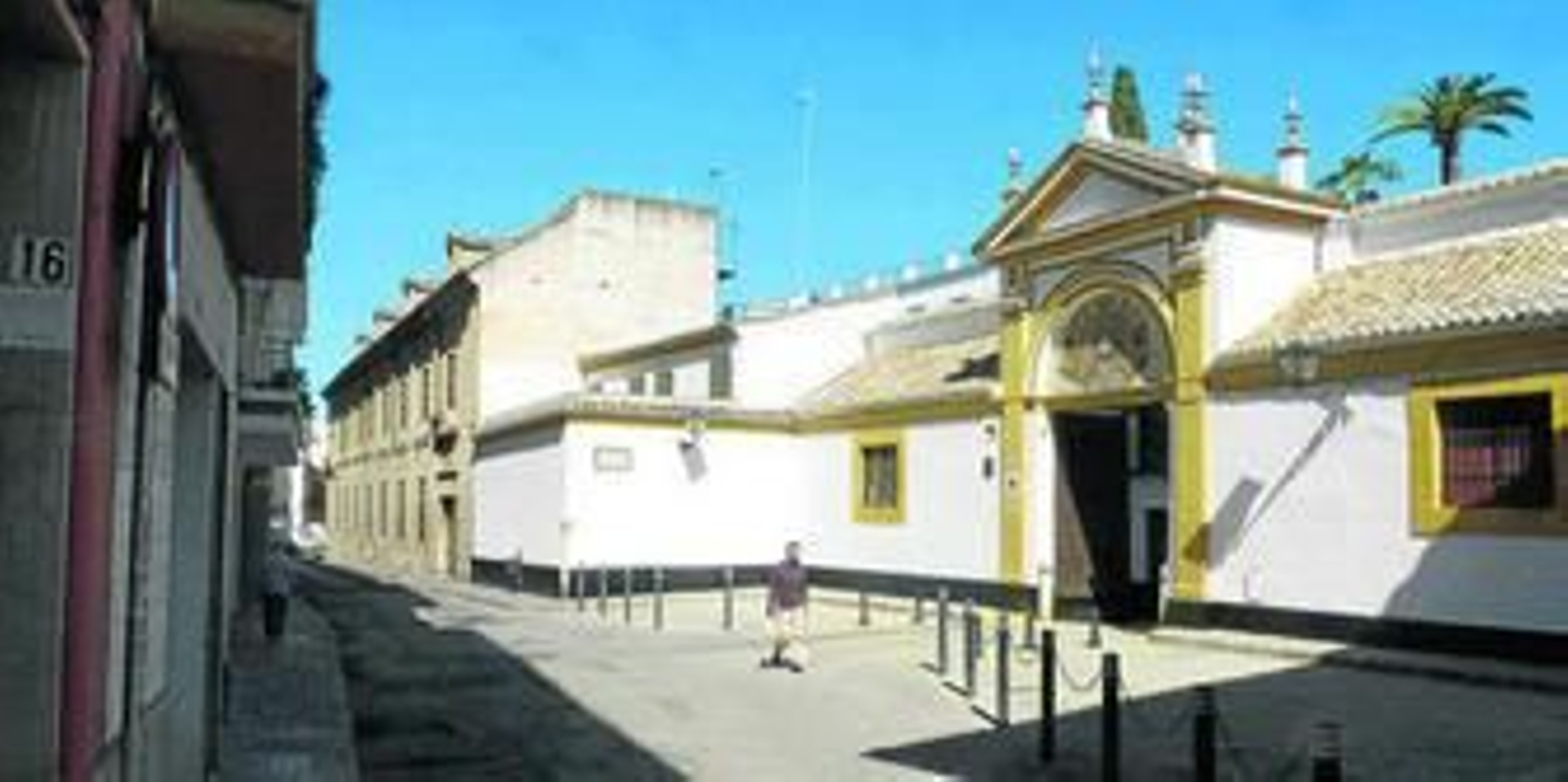La calle de las Dueñas vista desde su desembocadura en Doña María Coronel, con el palacio de la Casa de Alba a la derecha de la imagen.