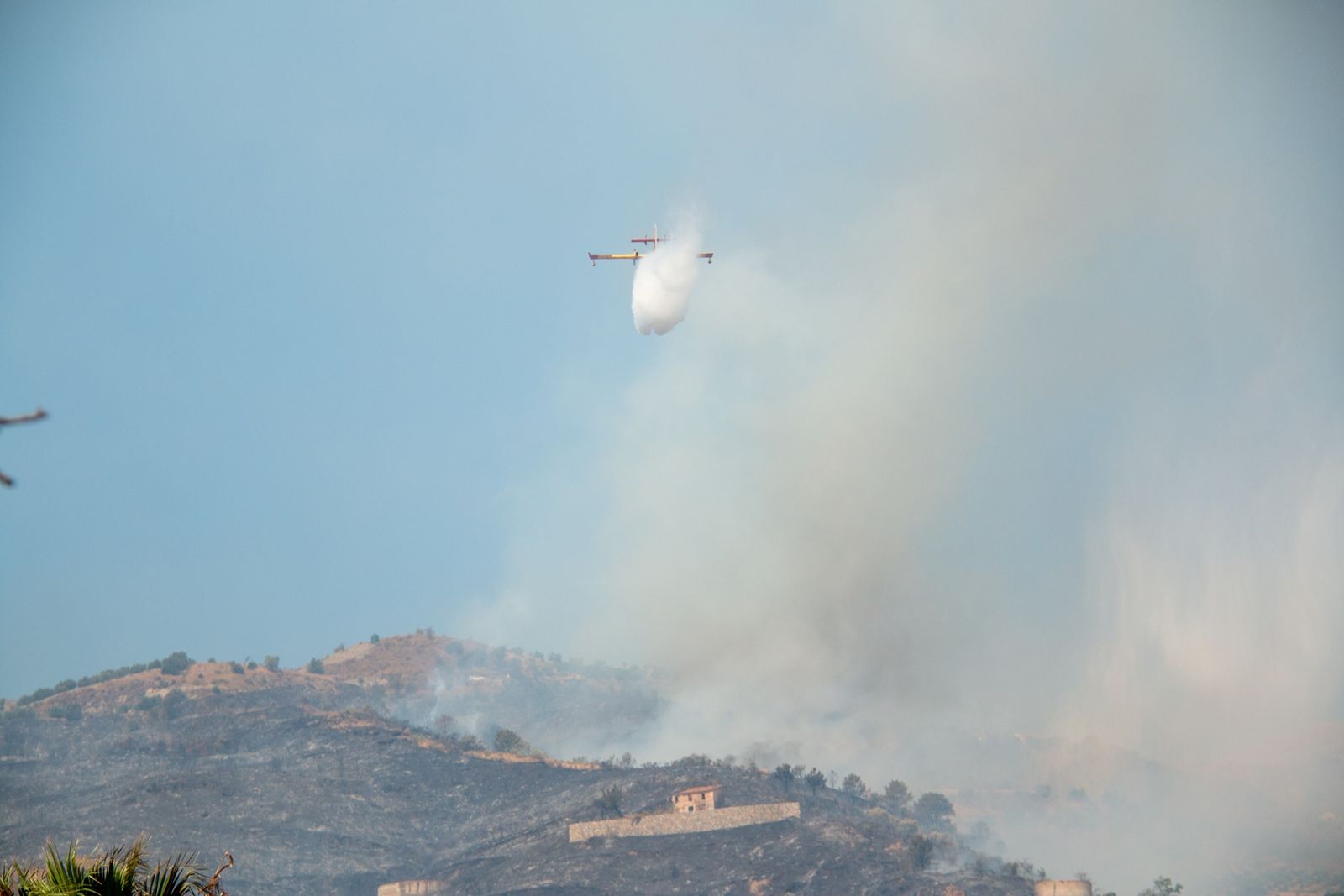 El trabajo para controlar el incendio de Almuñécar, en imágenes
