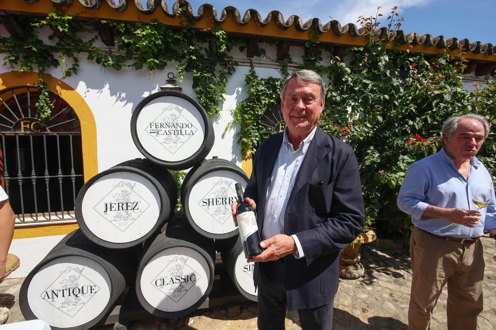 Jan Pettersen con una botella de la saca de primavera 2023 del renovado Fino en Rama Fernando de Castilla.