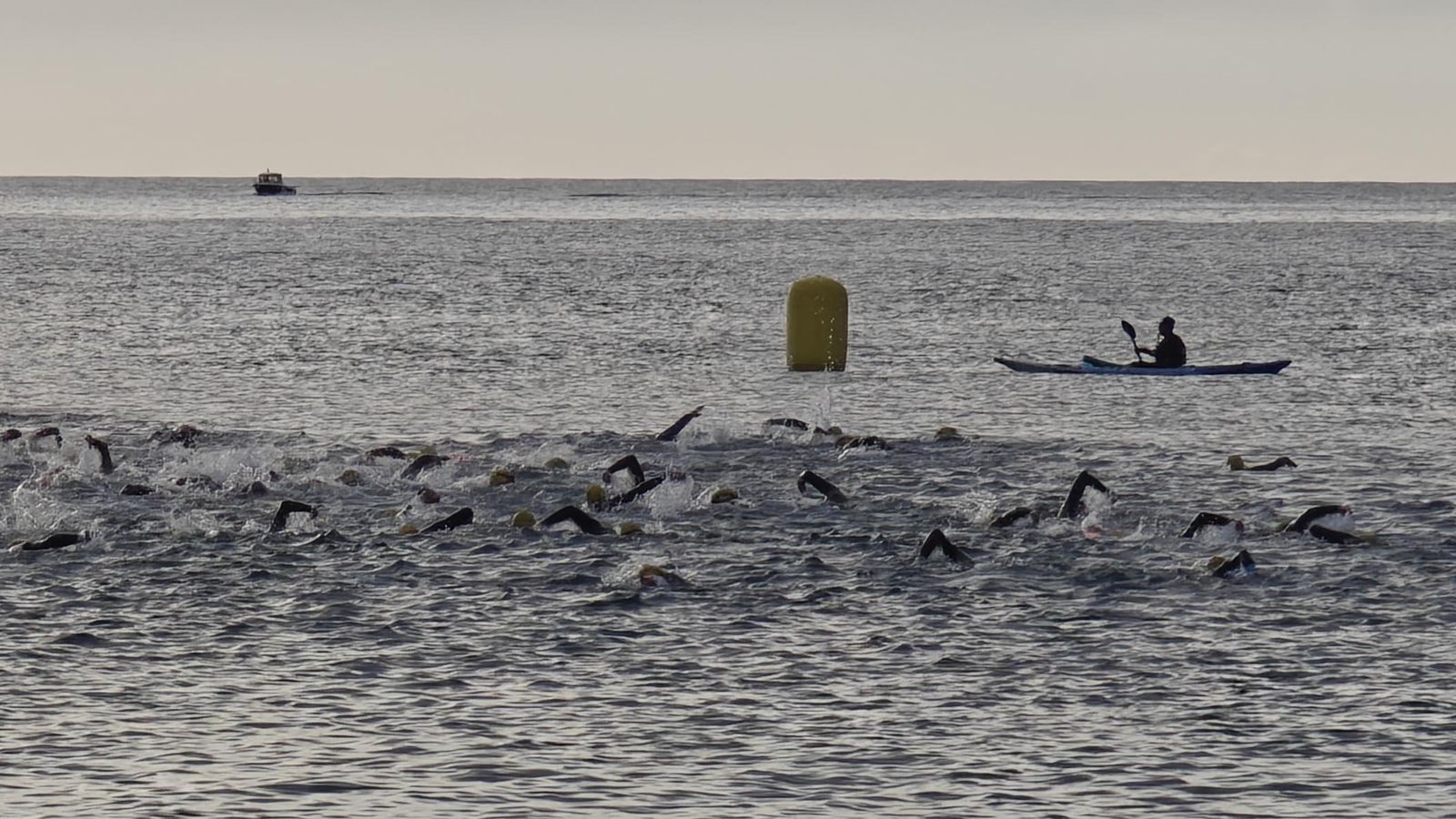 Los triatletas completan el tramo de natación durante el transcurso de la prueba.