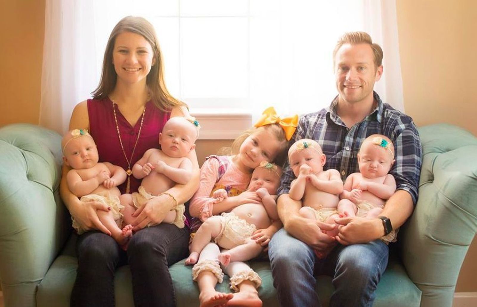 El matrimonio Busby y sus seis hijas, cuya vida diaria llevan al programa 'Cinco por sorpresa'.
