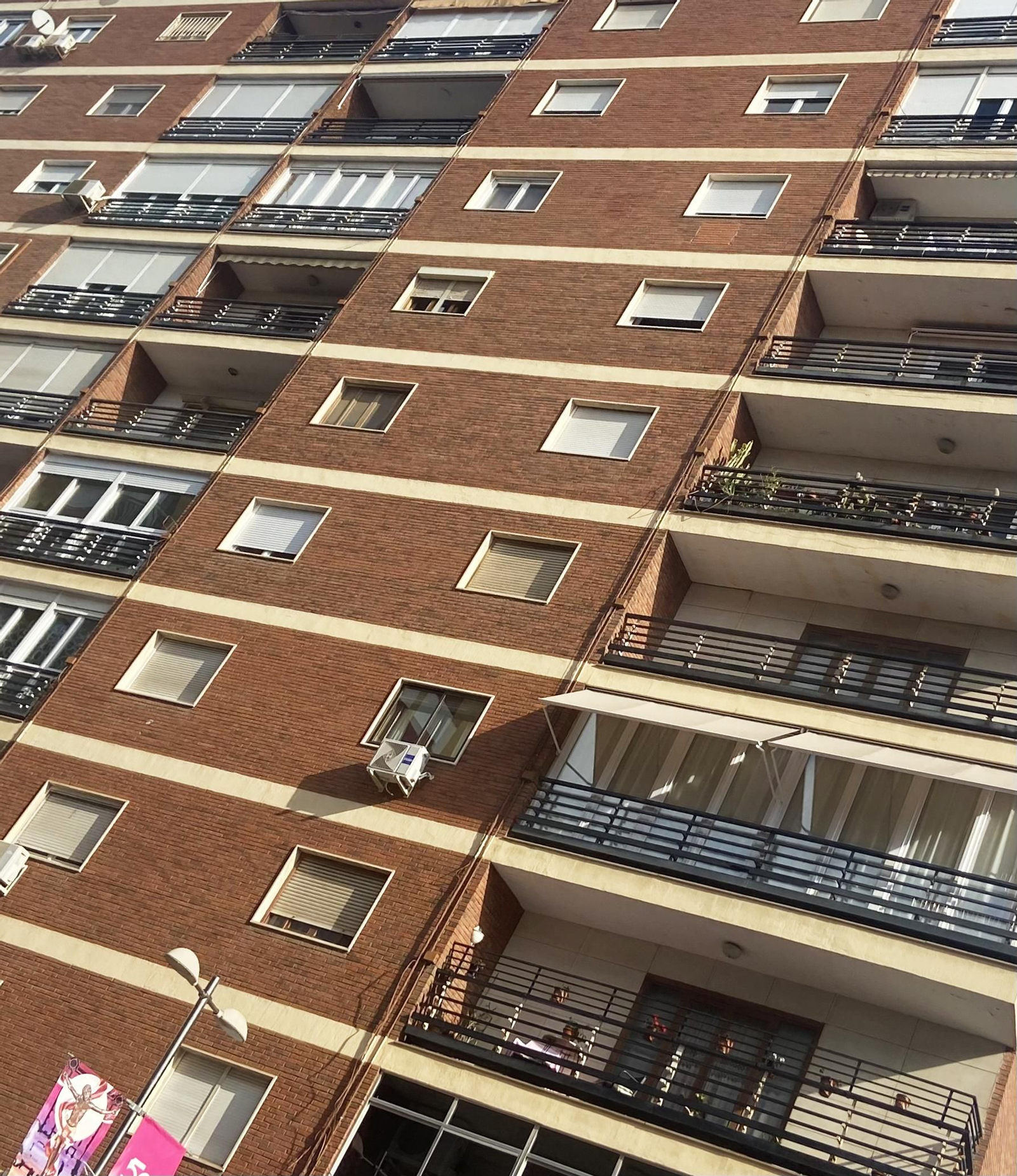 La inmensa mole posee 144 balcones o ventanas que dan a Obispo Orberá o a la Rambla