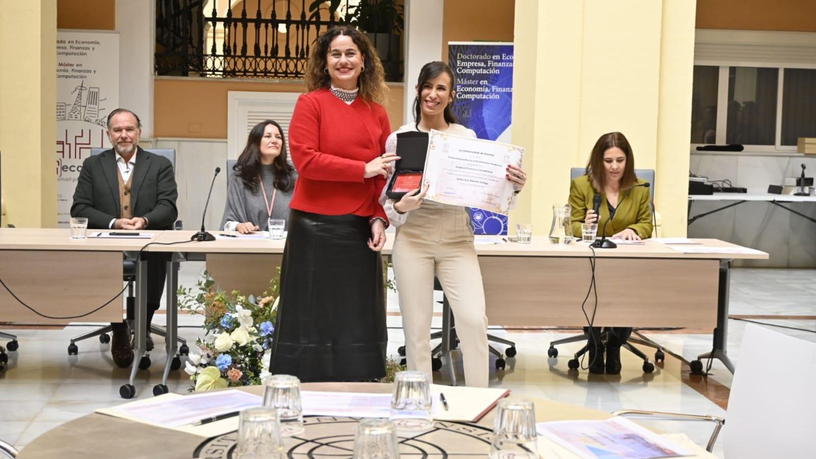 La concejal Adela de Mora con una de las alumnas galardonadas. La concejal Adela de Mora con una de las alumnas galardonadas.