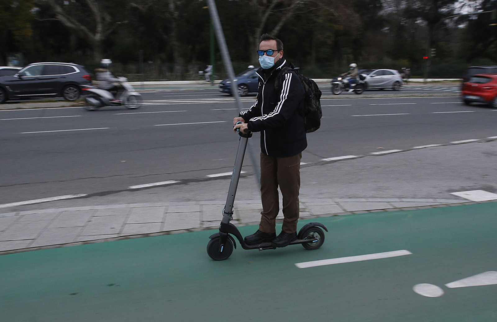 Un usuario de patinete eléctrico en Sevilla