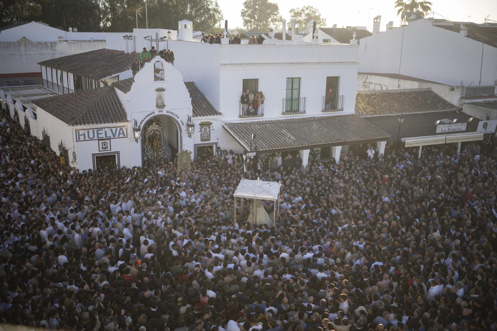 Las mejores imágenes de la procesión de la Virgen del Rocío en la aldea