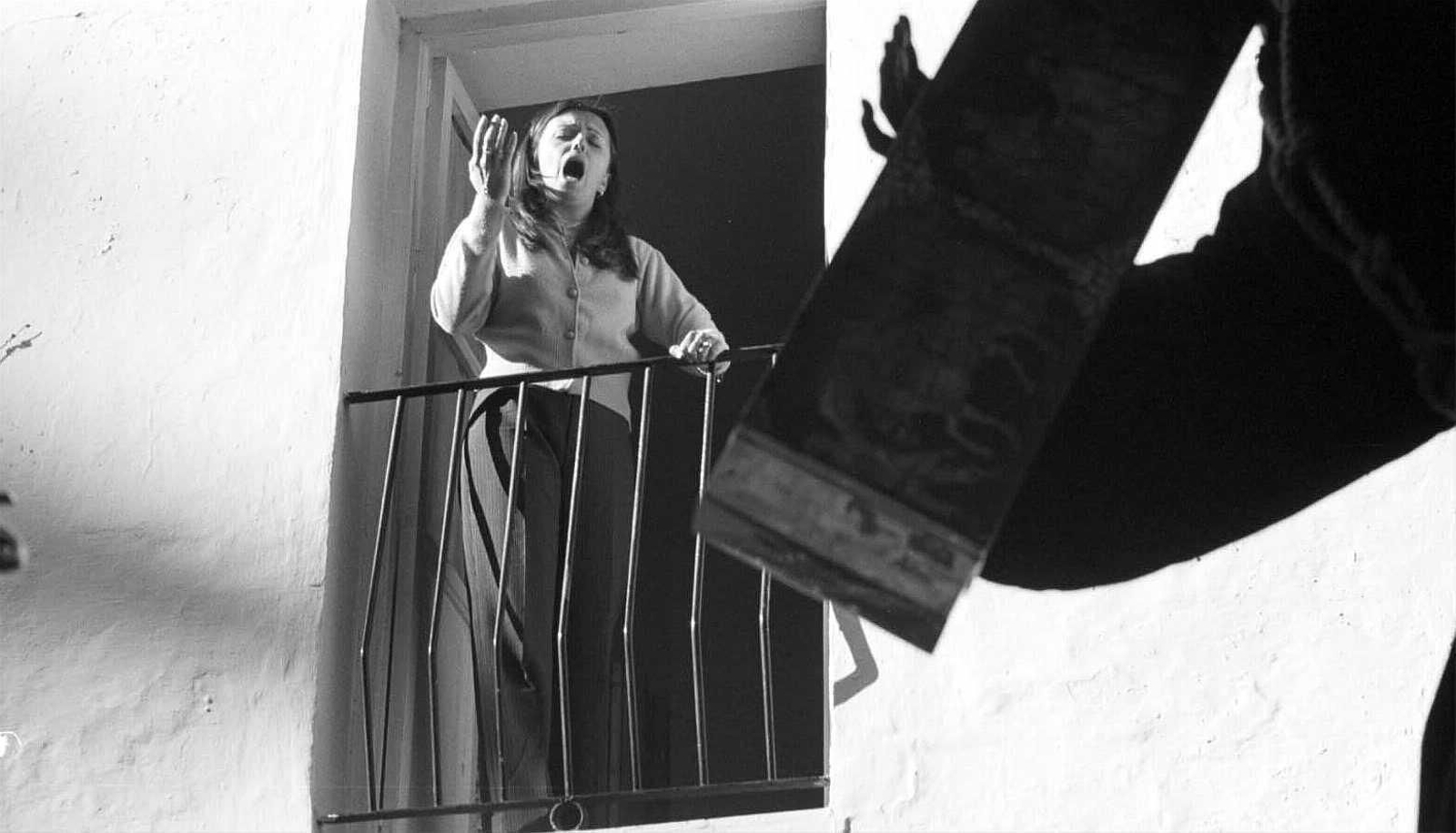 Una mujer canta saetas desde un balcón