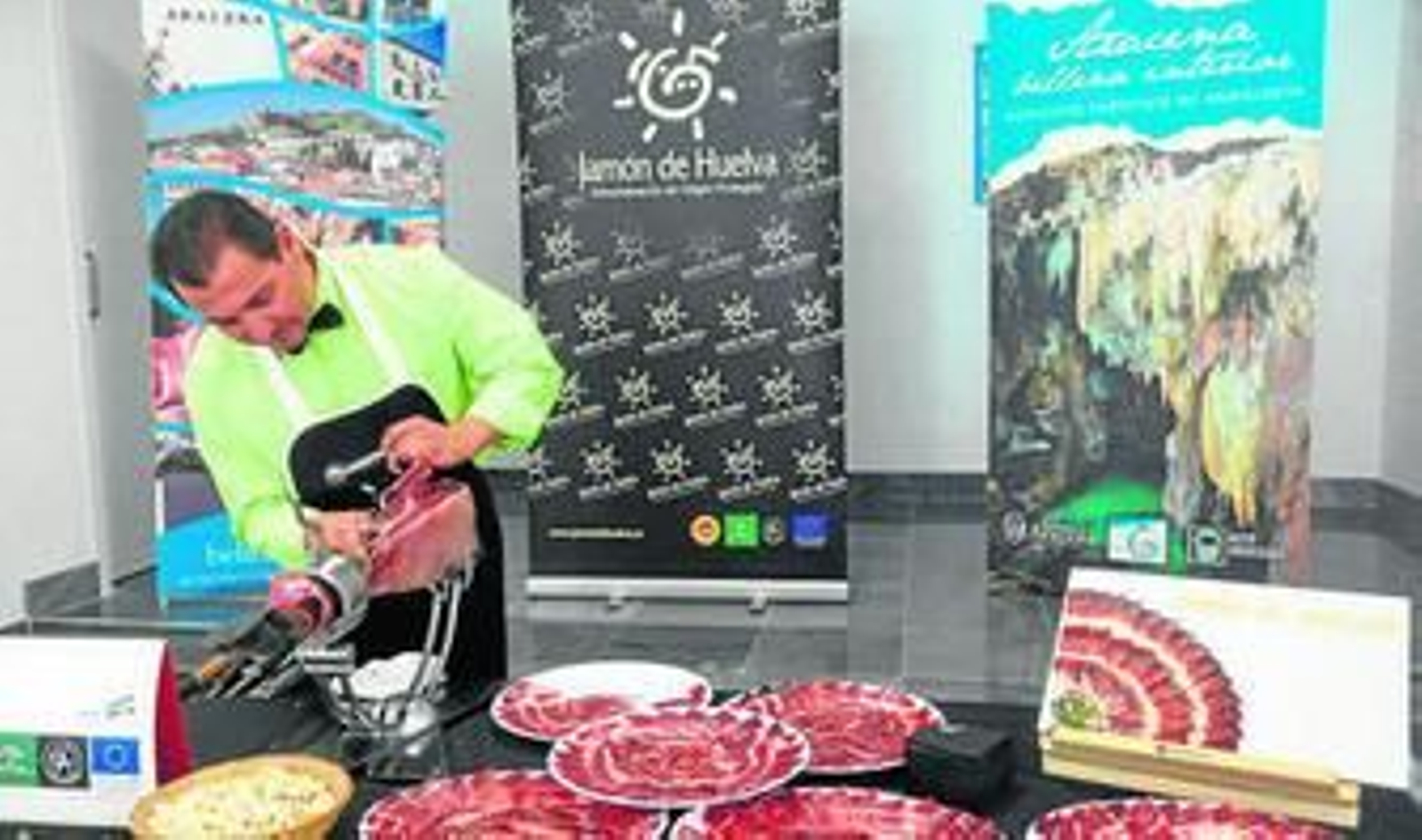 Un cortador profesional prepara platos de jamón para ser consumidos.