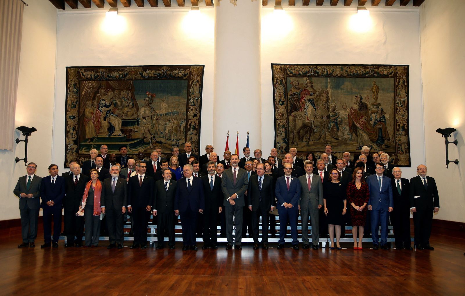 El Rey Felipe VI posa en la foto de familia con los asistentes a la presentación del nuevo Diccionario Panhispánico Jurídico.