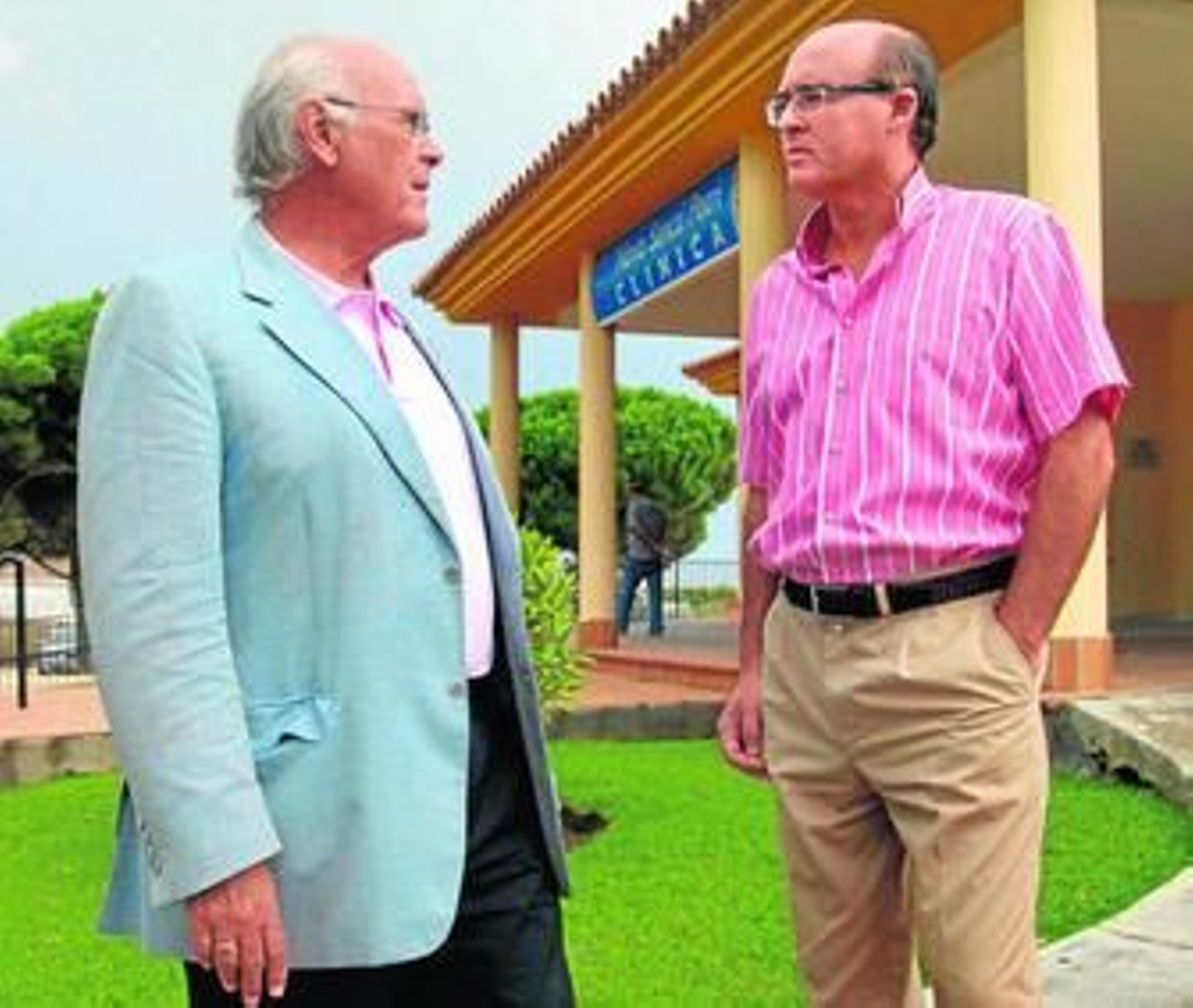 El profesor Concha (izq.), junto al gerente de la Clínica Novo Sancti Petri, Luis Chozas.