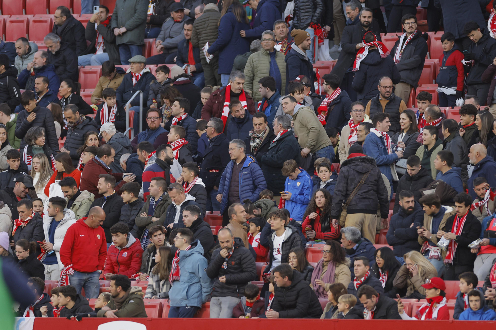 Búscate en las fotos del Sevilla-Elche