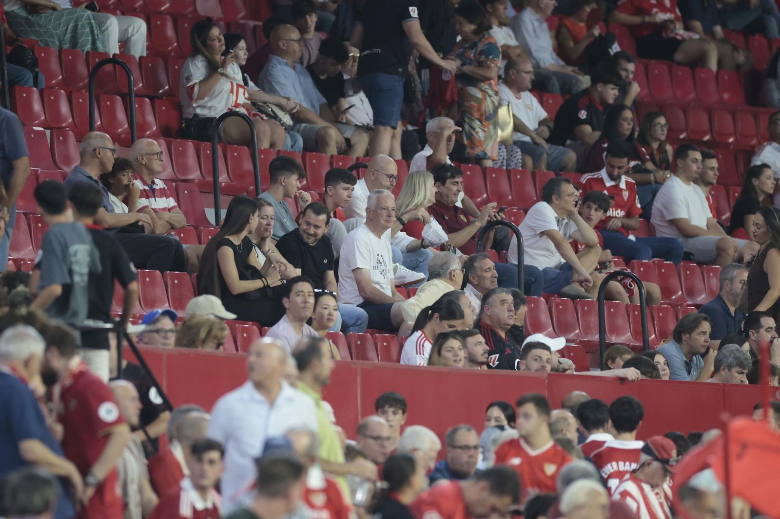 Búscate en las fotos del Sevilla - Elche