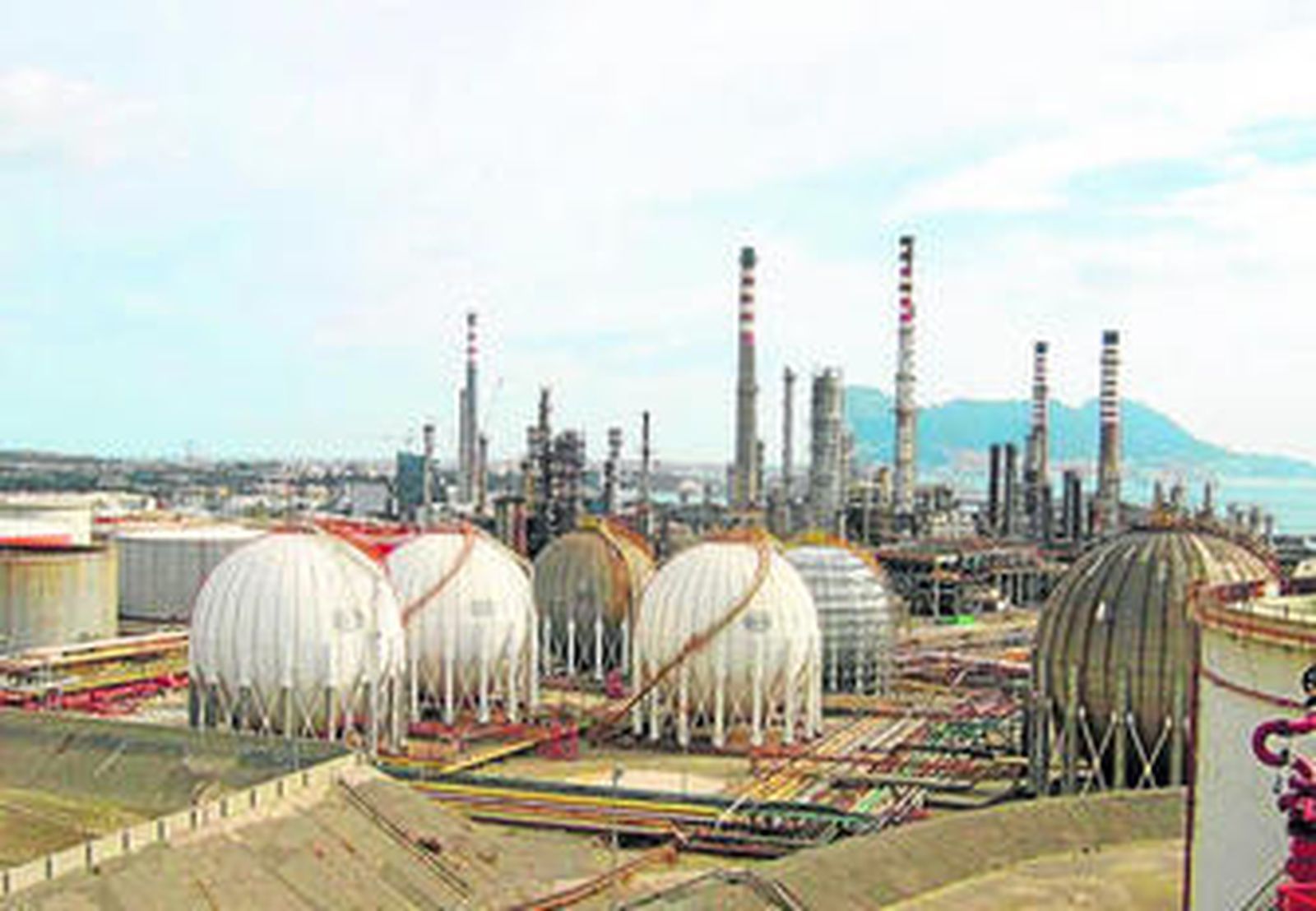 Imagen general de las instalaciones del grupo Cepsa en el Campo de Gibraltar, en foto de archivo.