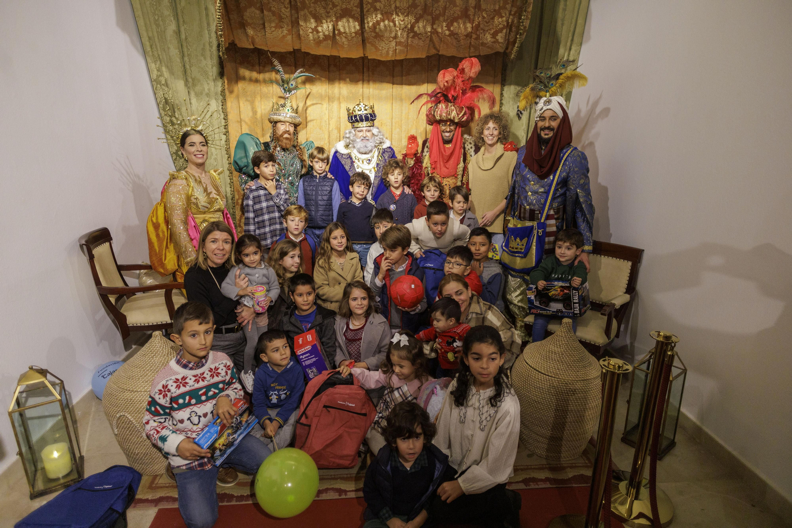 Imágenes de los Reyes Magos recorriendo Cádiz el 5 de enero: visitas al hospital, la residencia Fragela, la Fundación Casjasol y la Guardia Civil