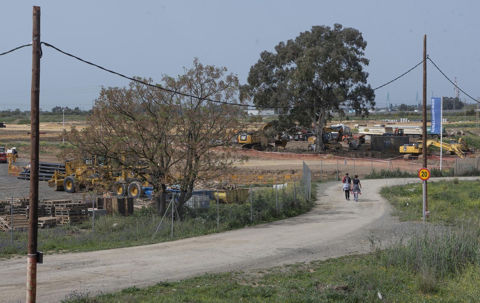 Una pareja camina por una senda que discurre por los terrenos de Palmas Altas Sur, donde se construirán las viviendas protegidas.