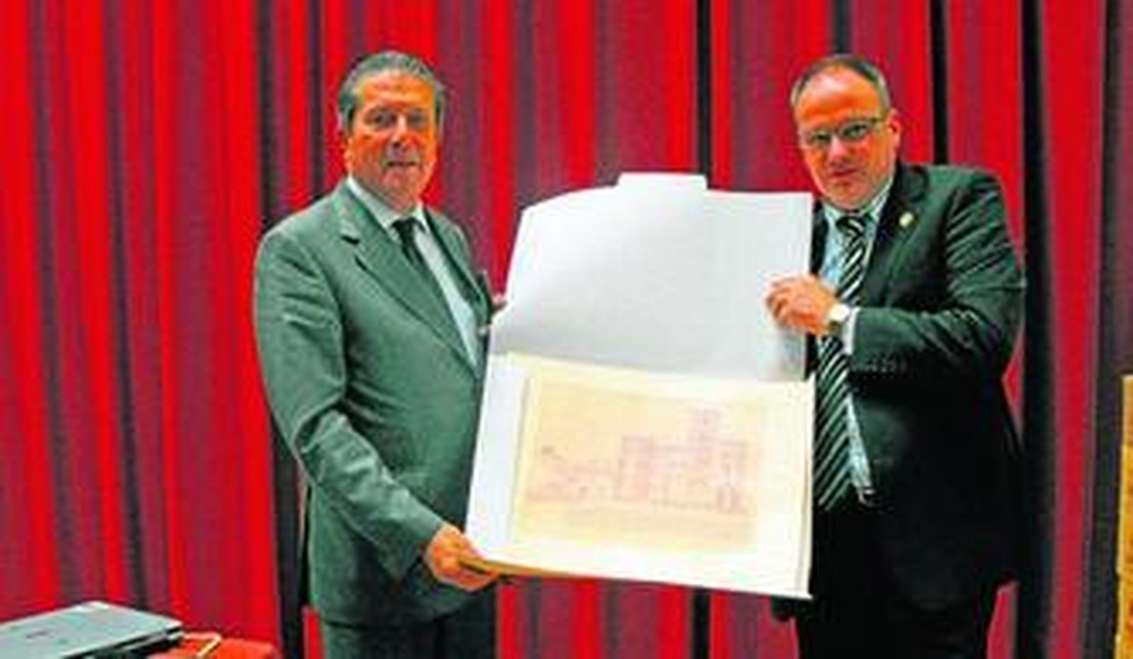 Dietmar Roth entregó a Mayor Zaragoza un grabado basado en un dibujo que apareció en el Castillo.