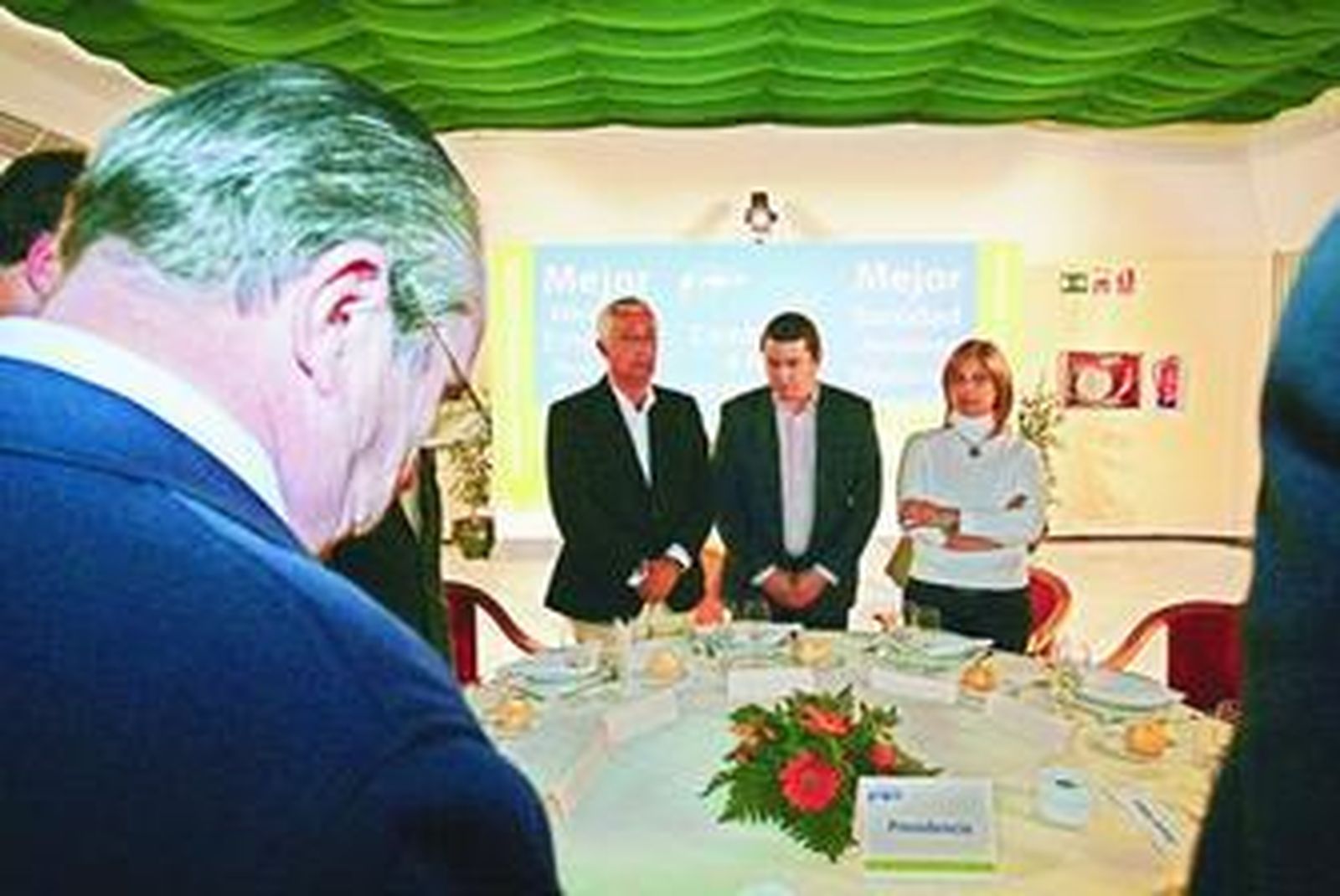 Arenas, Sanz y Pelayo guardan un minuto de silencio, ayer en Jerez.