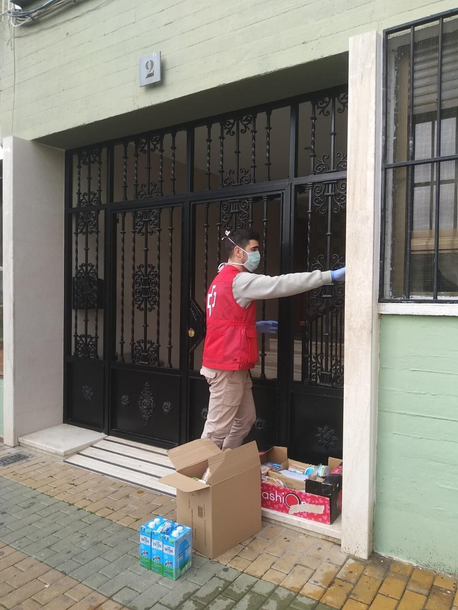 Un voluntario hace una de las entregas.