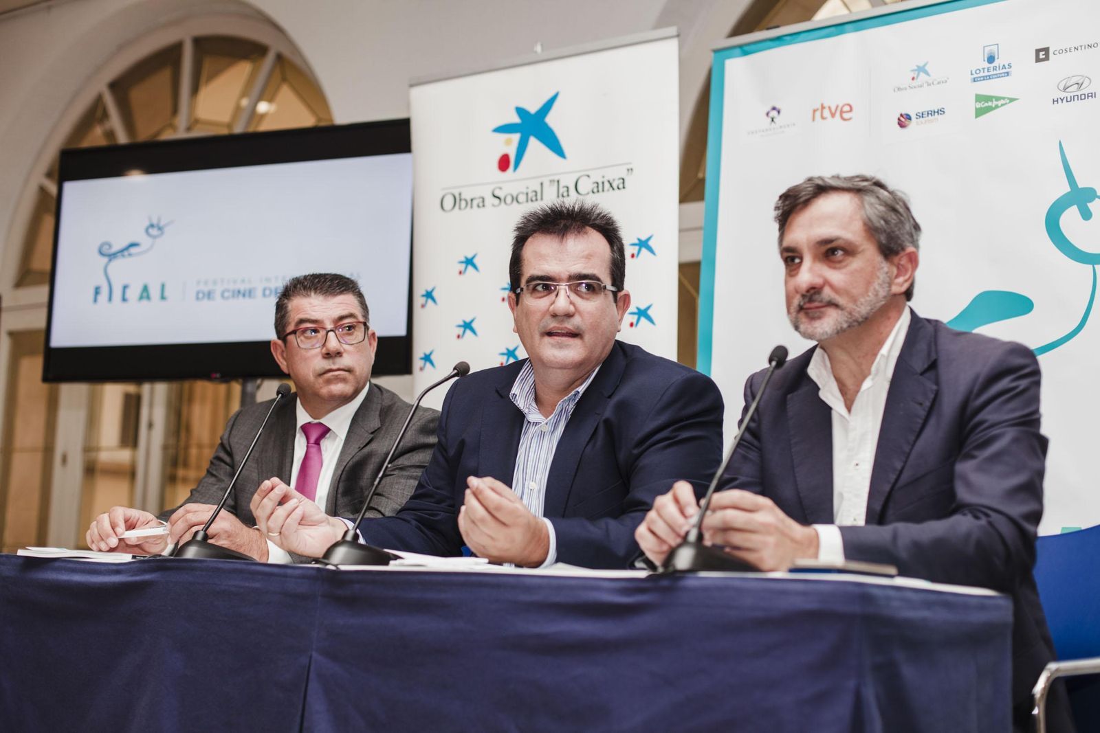 Antonio García Simón de La Caixa junto a Antonio Jesús Rodríguez y Ángel Escobar, ayer en Diputación.