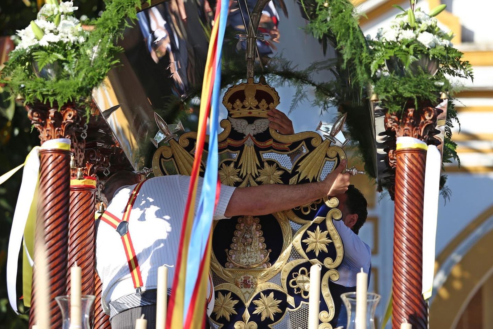 La salida hacia El Rocío de la Hermandad Castrense