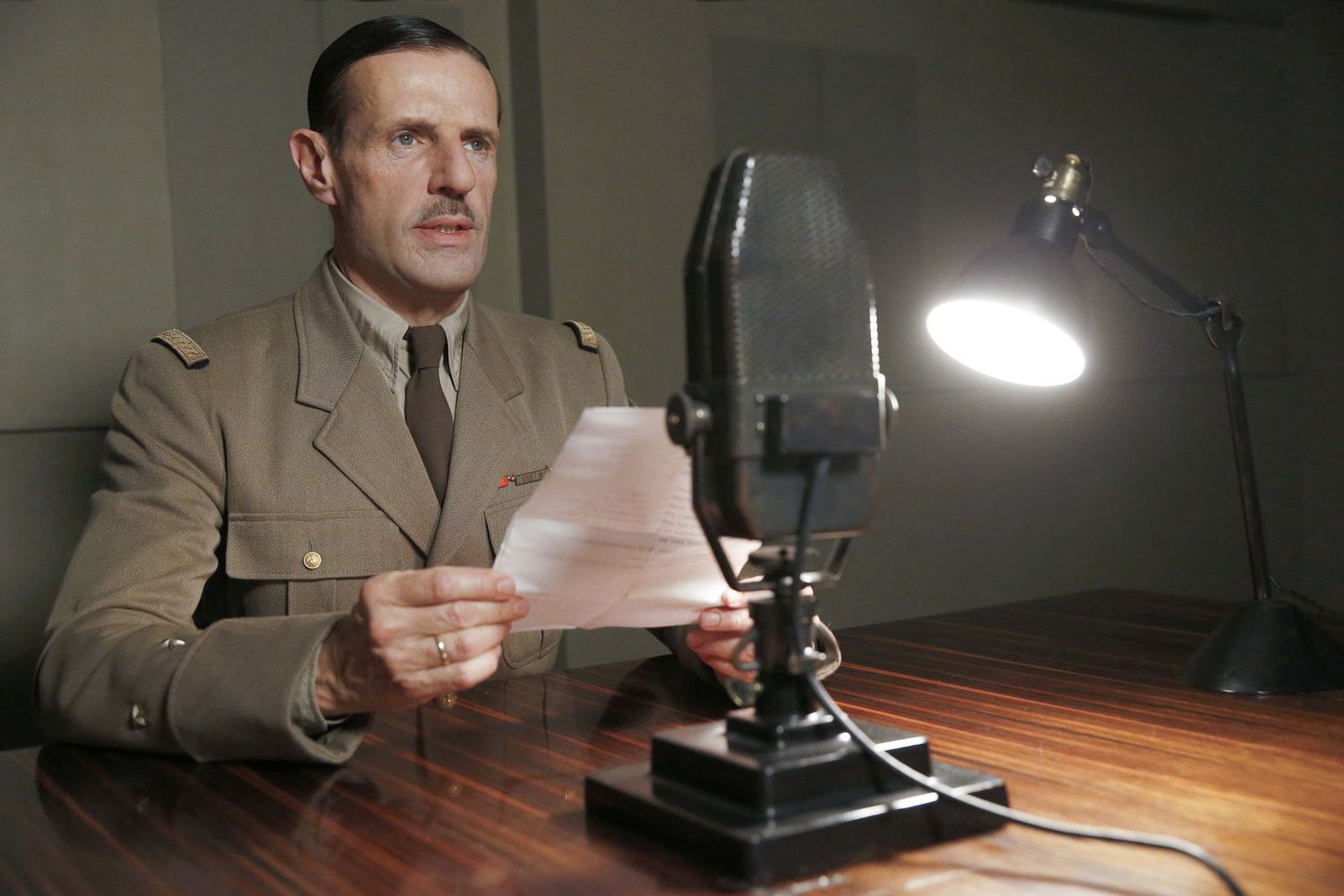 Lambert Wilson es el General Charles de Gaulle.