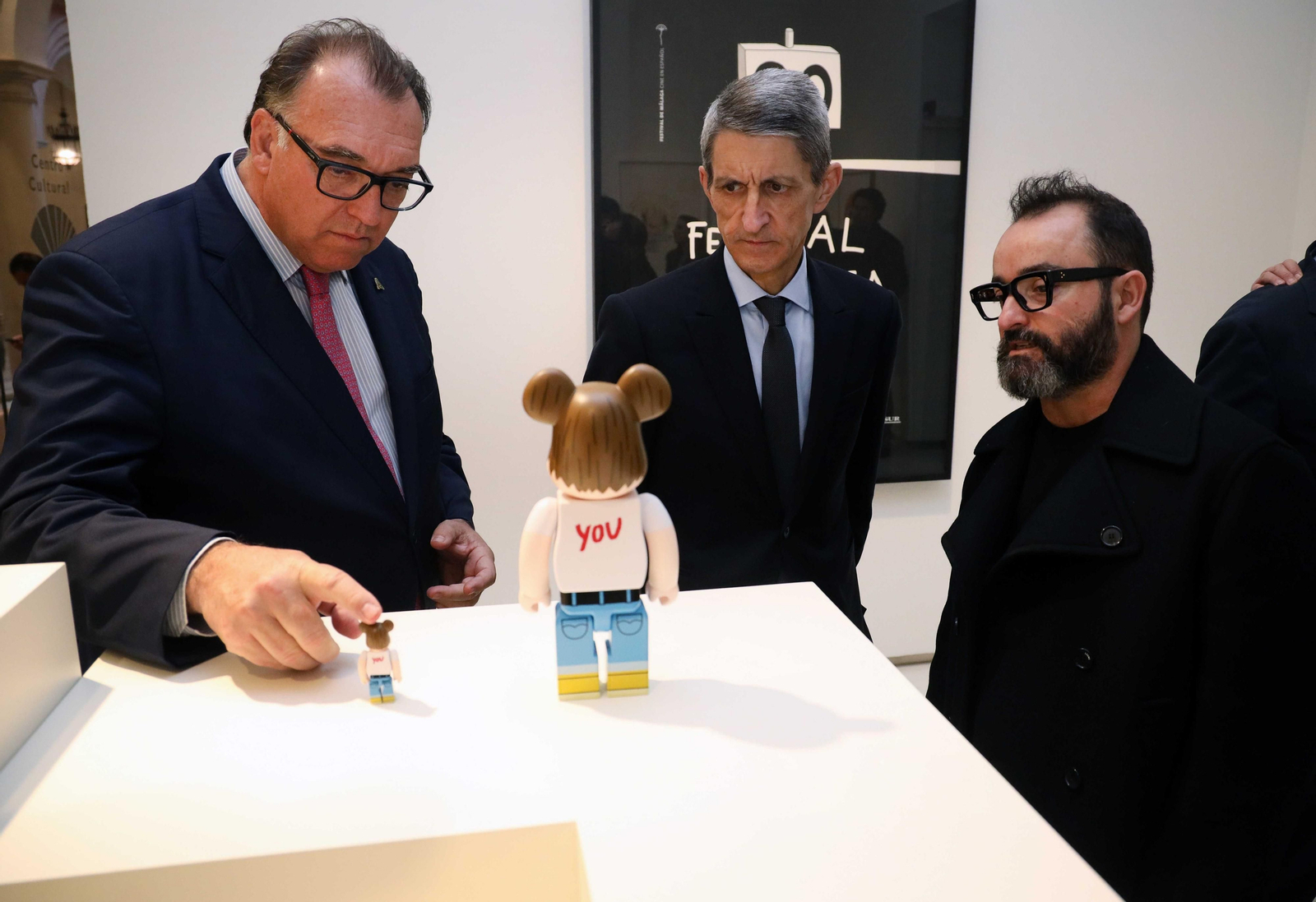 La inauguración de la exposición de Javier Calleja en Málaga y su gato Günter