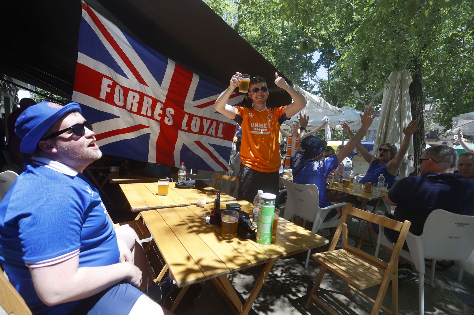 Aficionados escoceses disfrutan del sol y la cerveza de Sevilla