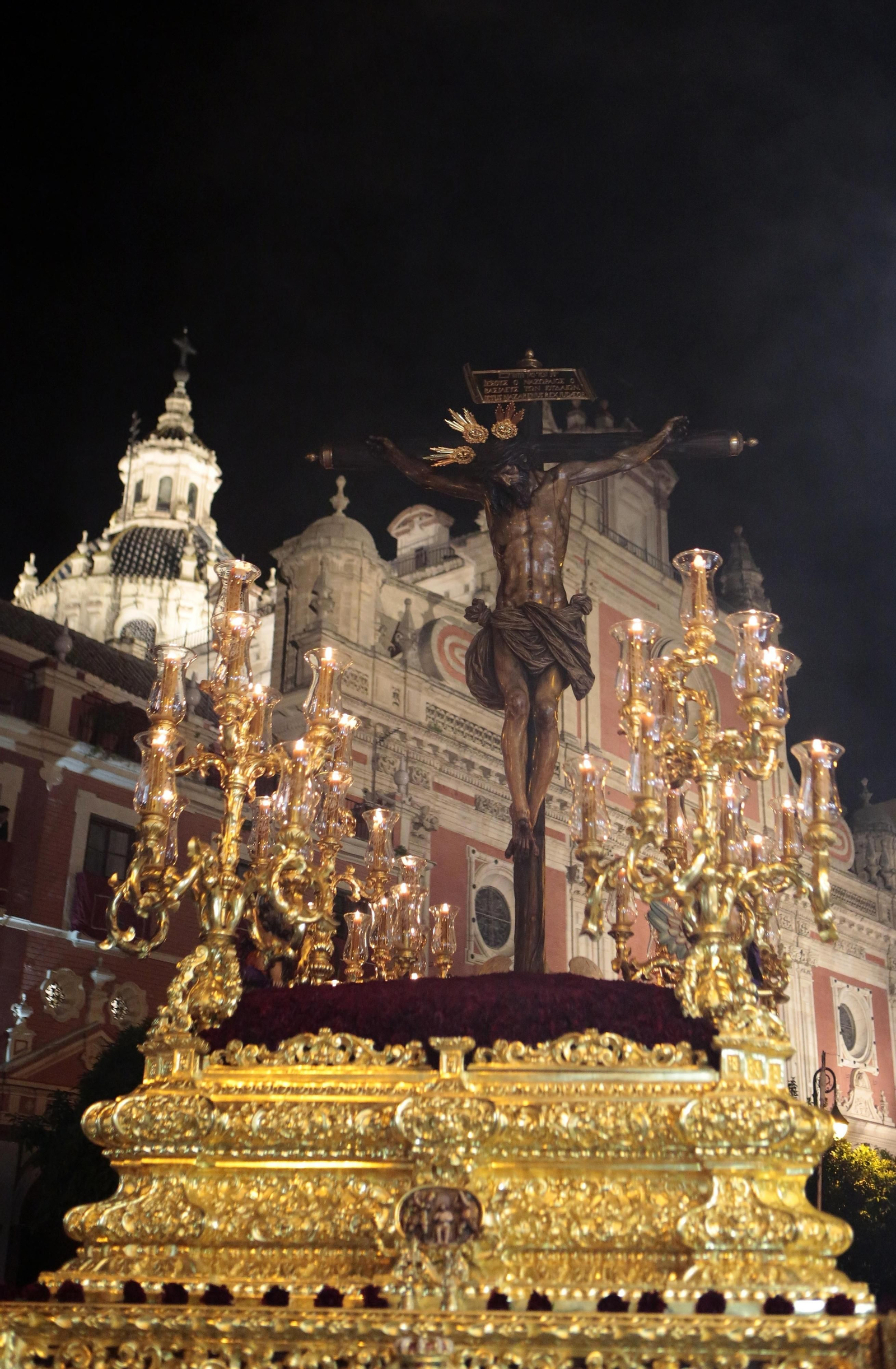 El Cristo del Amor en la plaza del Salvador.