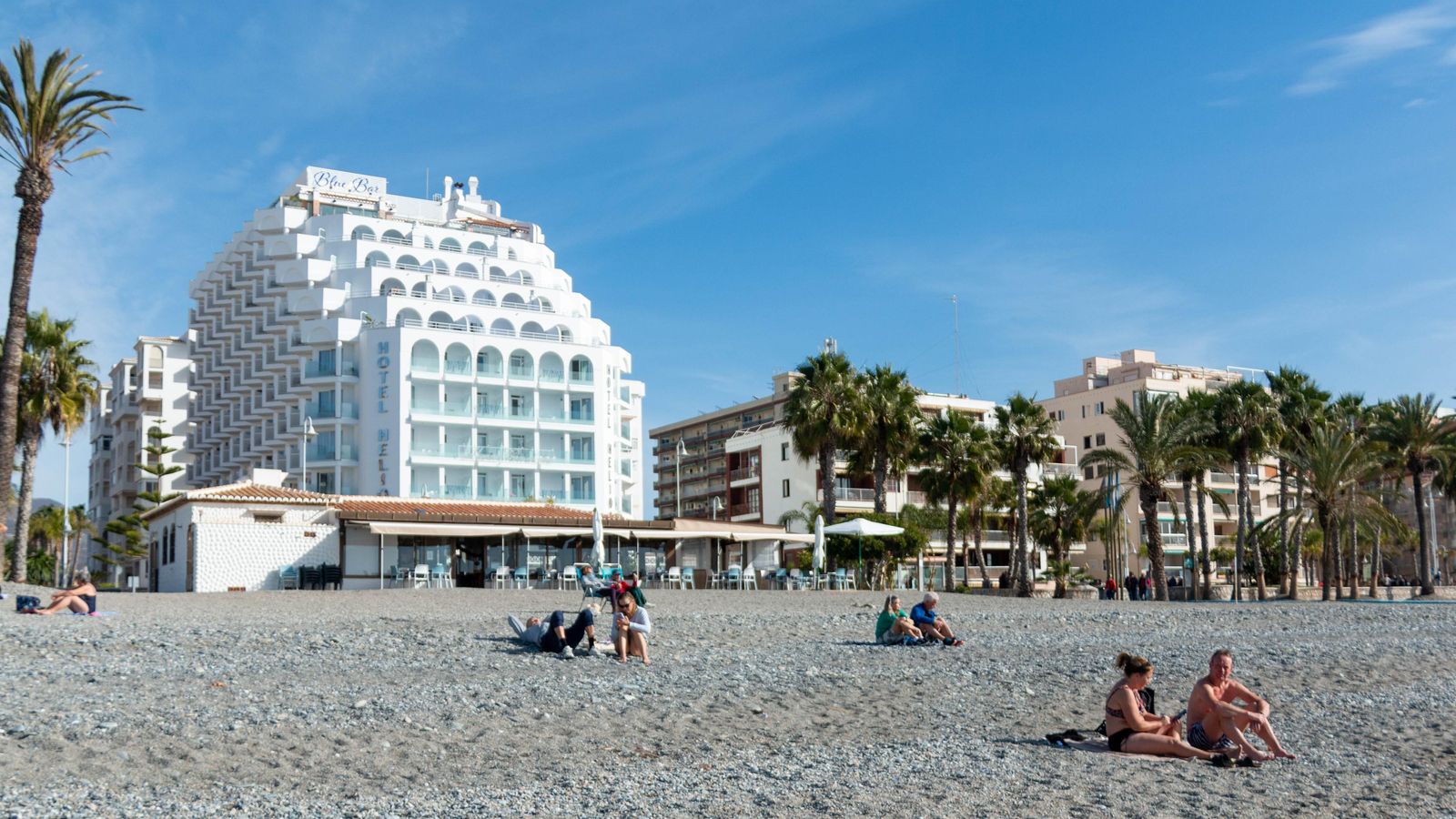 Otros no han dudado en acercarse a la playa para tomar el sol