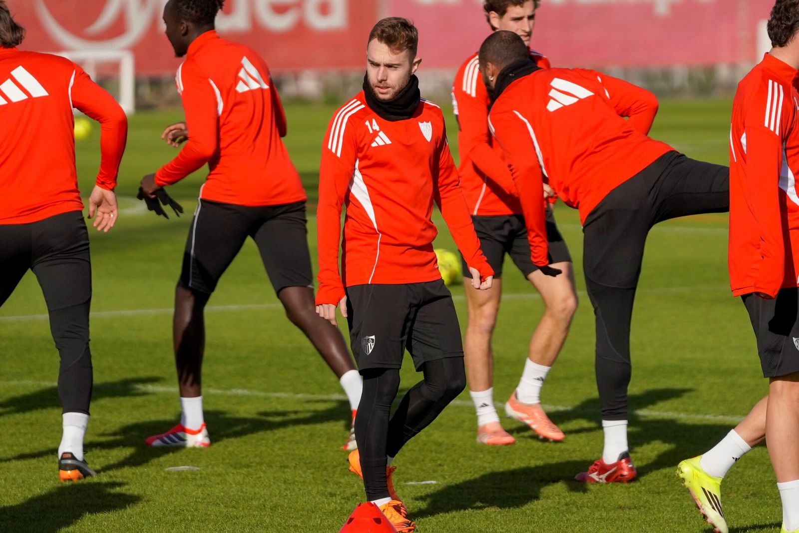 Peque, en un entrenamiento reciente del Sevilla.