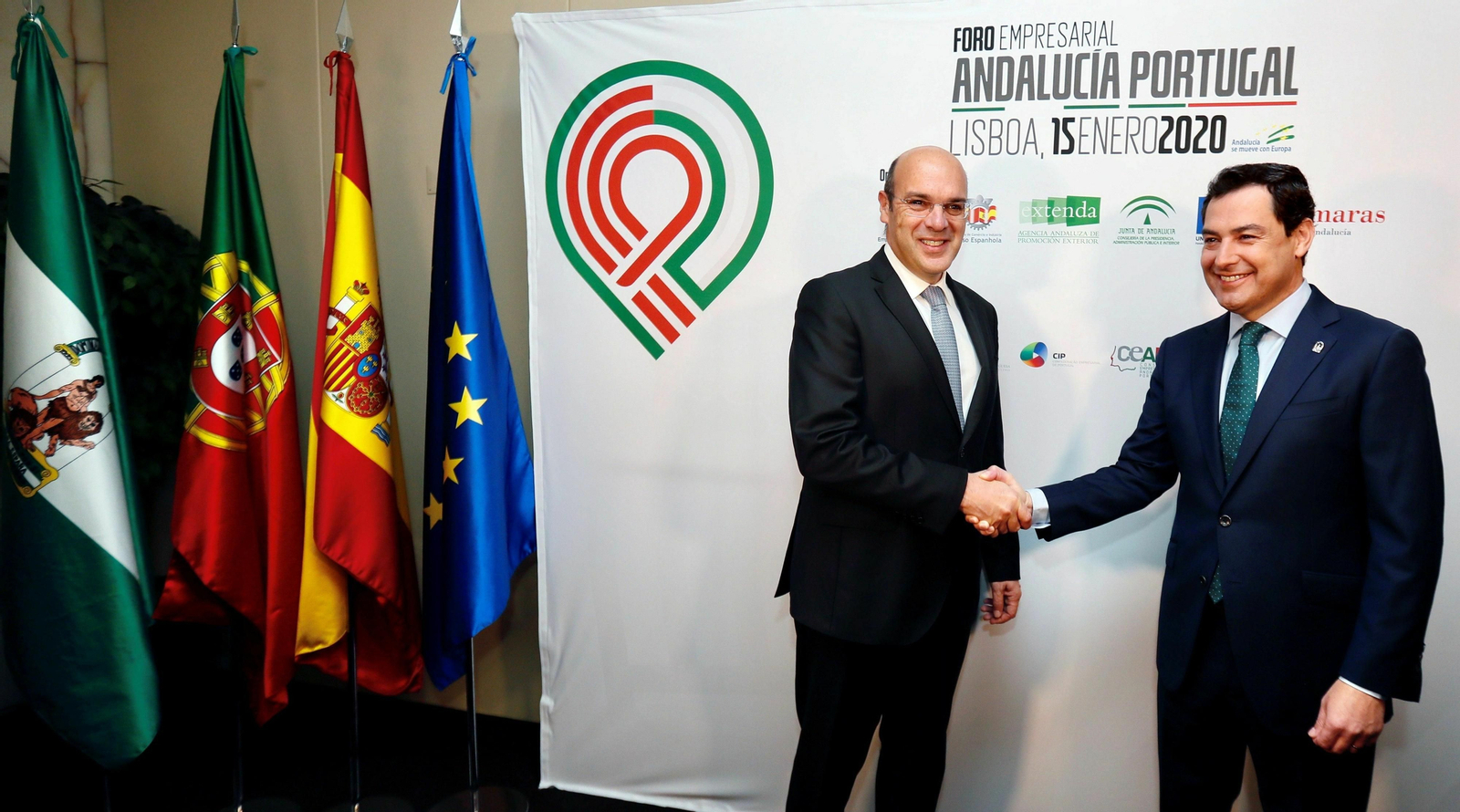 El presidente de la Junta, Juanma Moreno, saluda al ministro de Estado, de la Economía y de la Transición Digital de Portugal, Pedro Siza