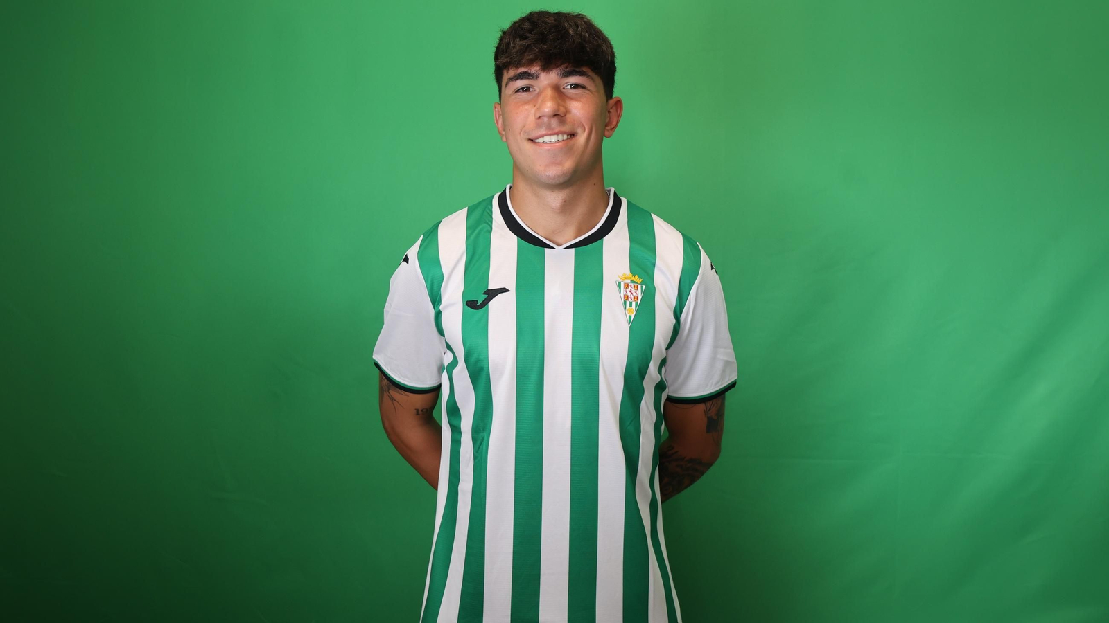Dani González ya posa con la camiseta del Córdoba CF.