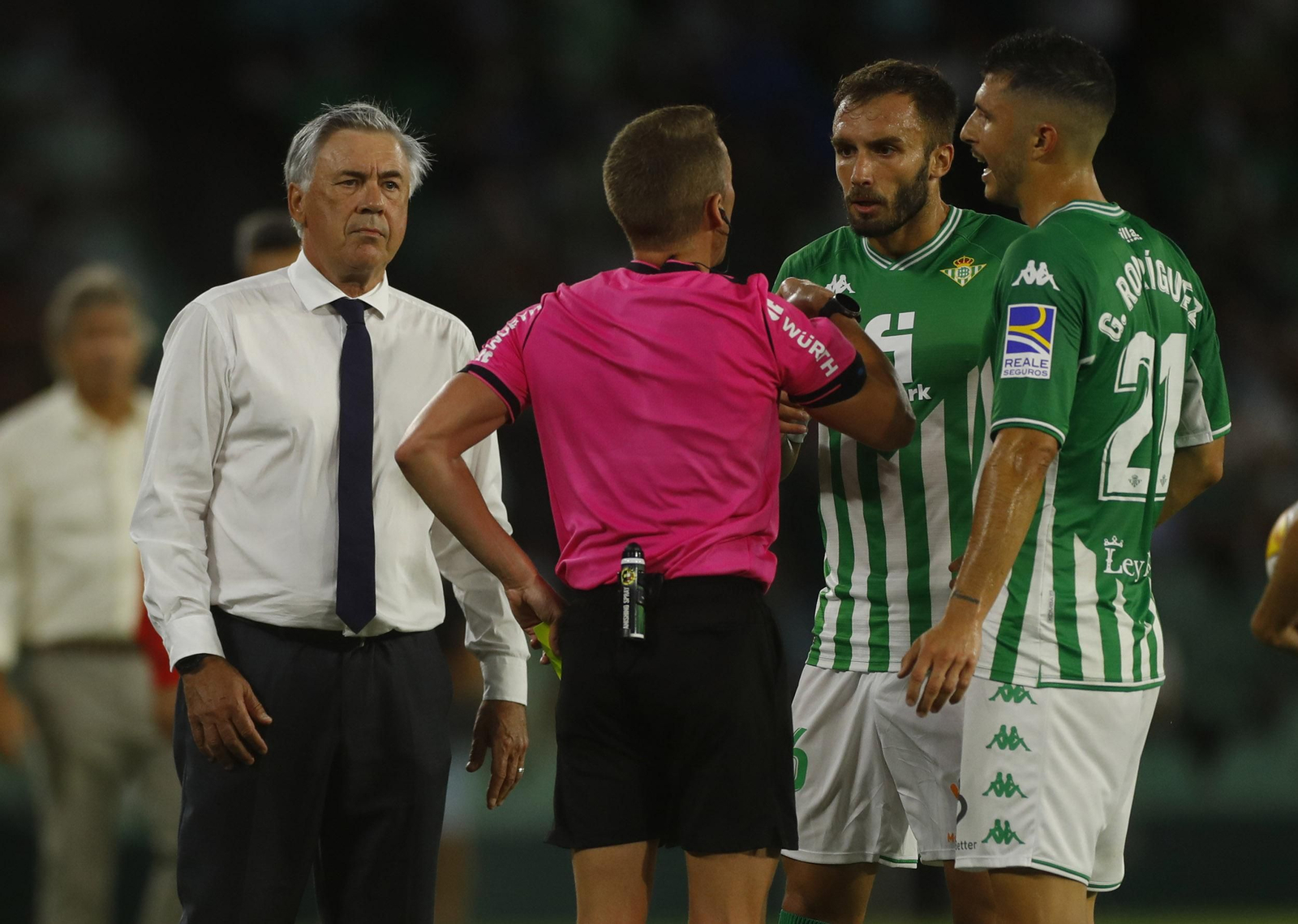 Pezzella se encara con Hernández Hernández en presencia de Ancelotti y Guido Rodríguez.