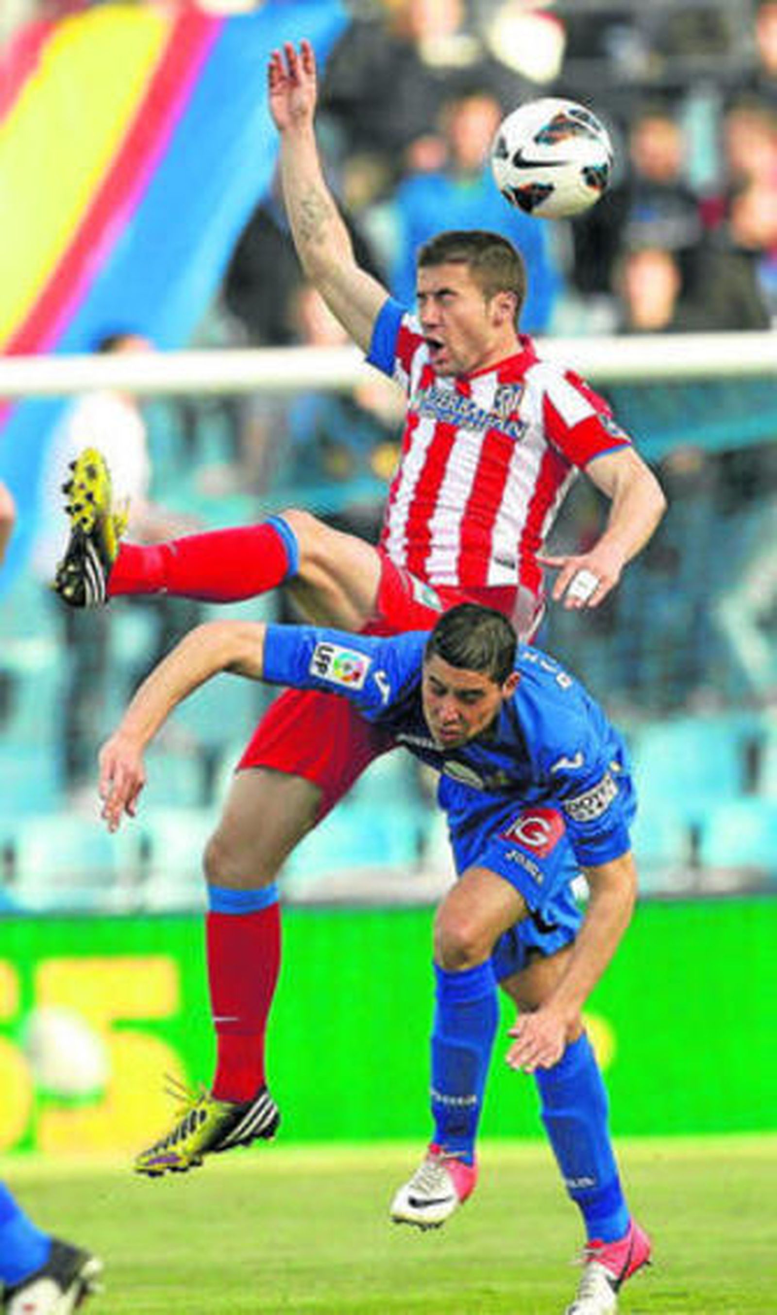 Gabi y Abdel Barrada saltan en busca de un balón.