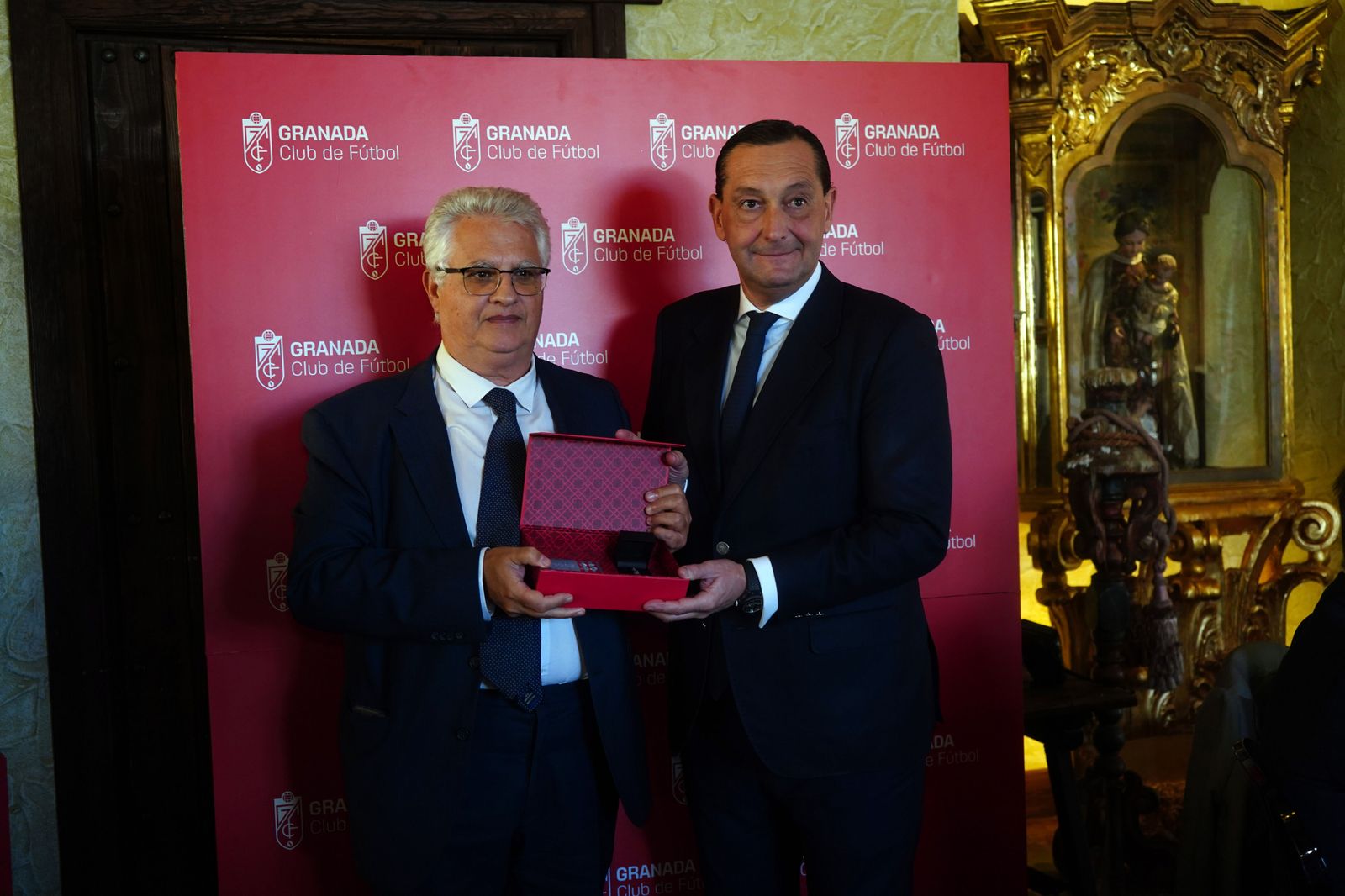 Las mejores imágenes del acto a los abonados del Granada CF con 25 y 50 años de antigüedad