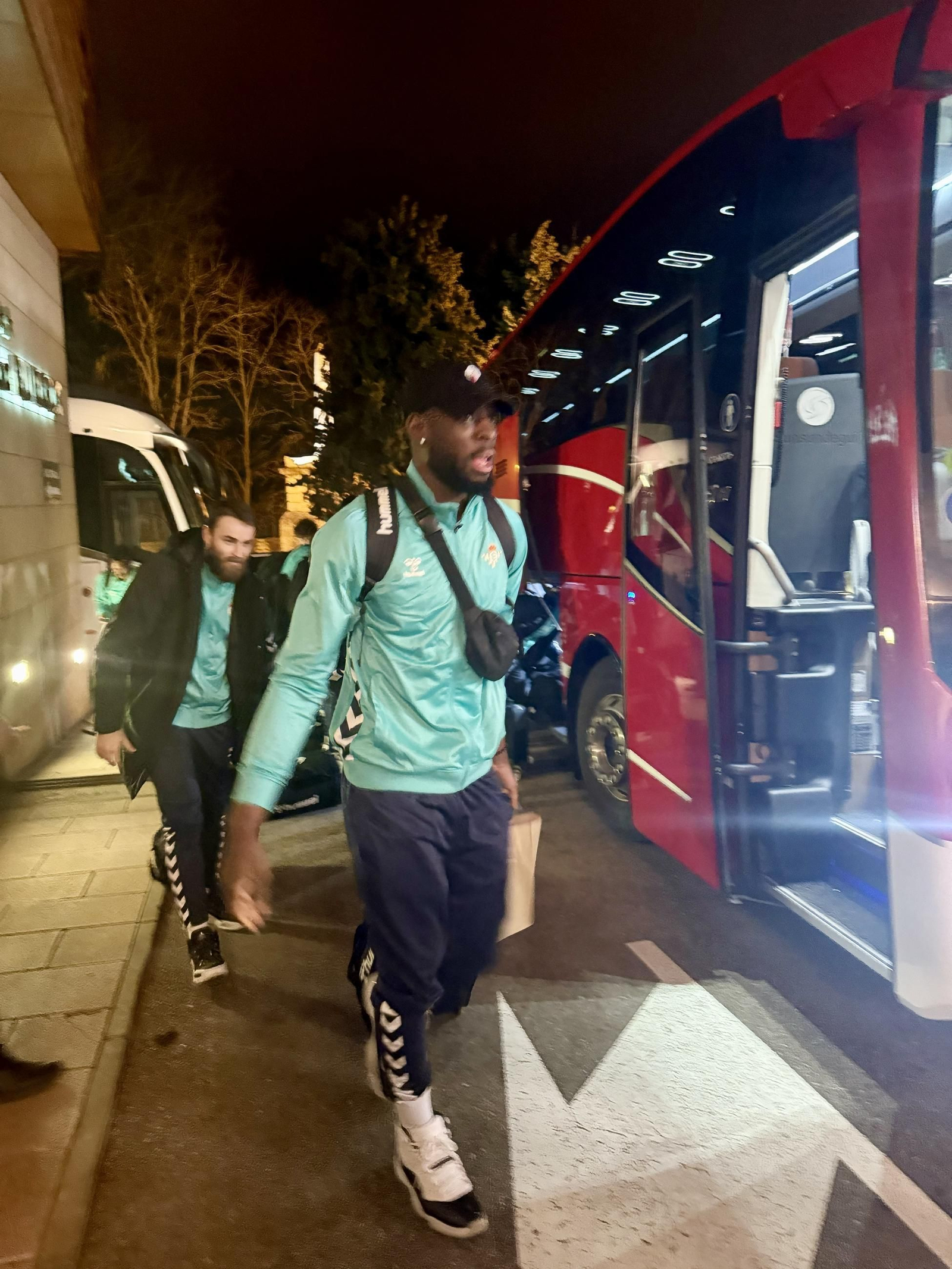 Tunde y Jelinek, a la llegada del Betis Baloncesto a Burgos.