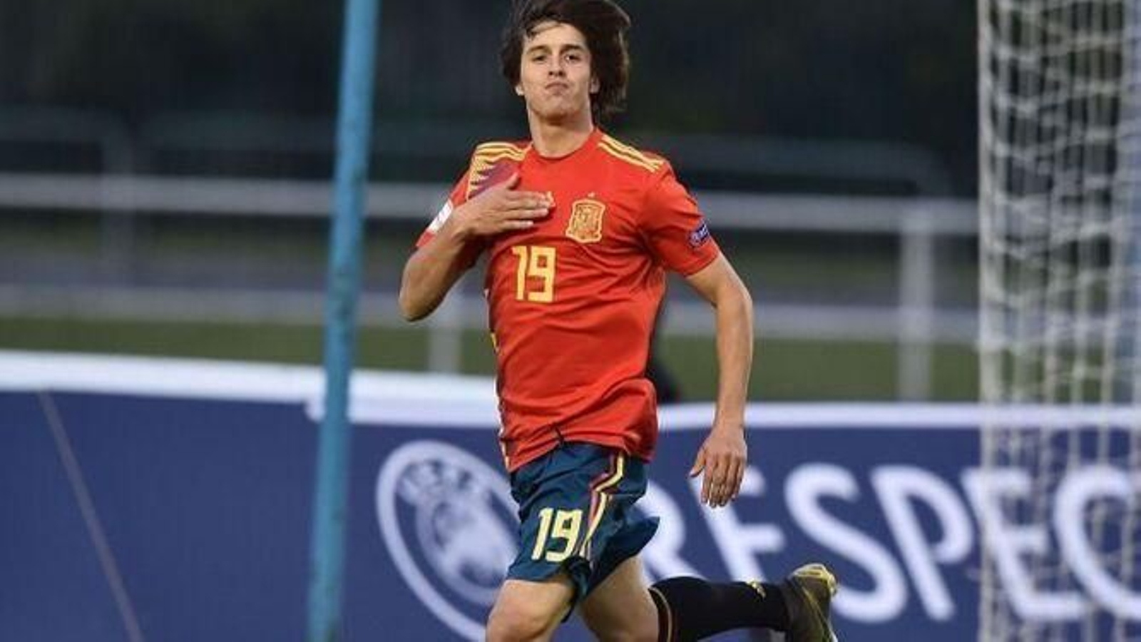 Pablo Moreno celebra un gol con la selección española sub-18