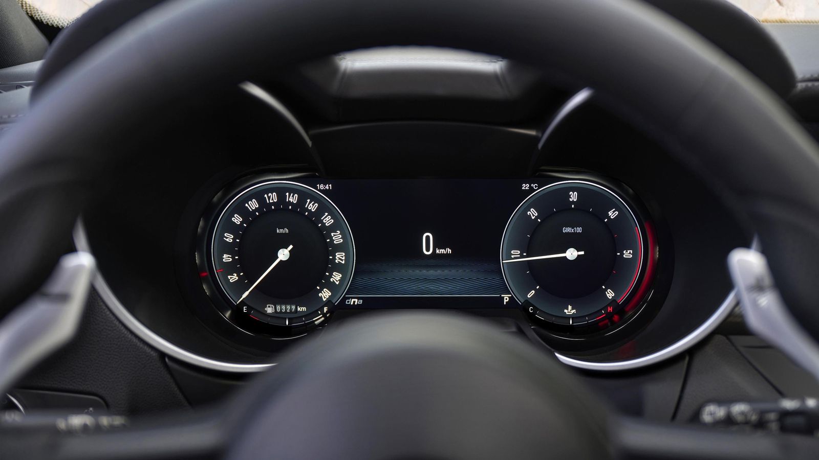 Esta, de estilo clásico, es una de las pantallas seleccionables para mostrar la información en el Stelvio.