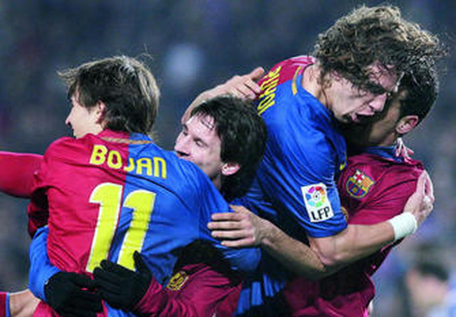 Jugadores del Barcelona celebrando un gol, entre ellos, Puyol, que es baja para el duelo en Santander.