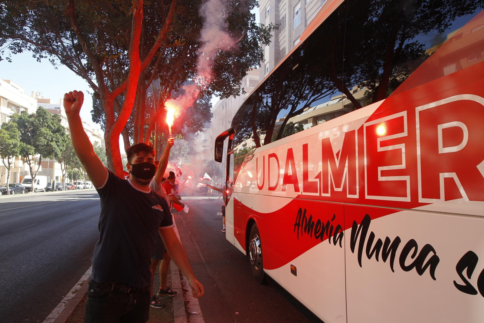 Fotogalería de la afición del Almería antes del partido ante el Girona