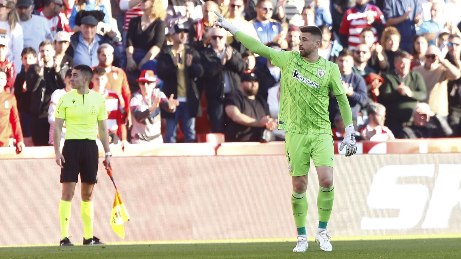 Unai Simón alerta a un asistente del incidente en la grada.