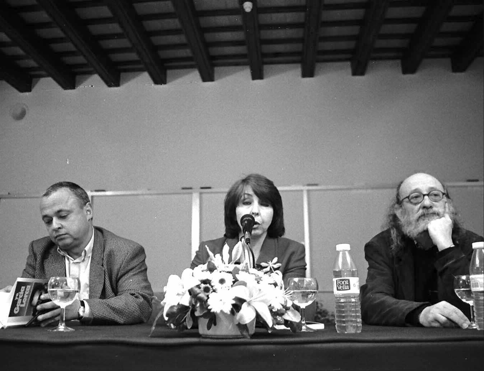 Gonzalo Santonja, María Asunción Mateo, viuda de Rafael Alberti y Andrés Soler, en un acto de la Fundación Alberti en 1998.
