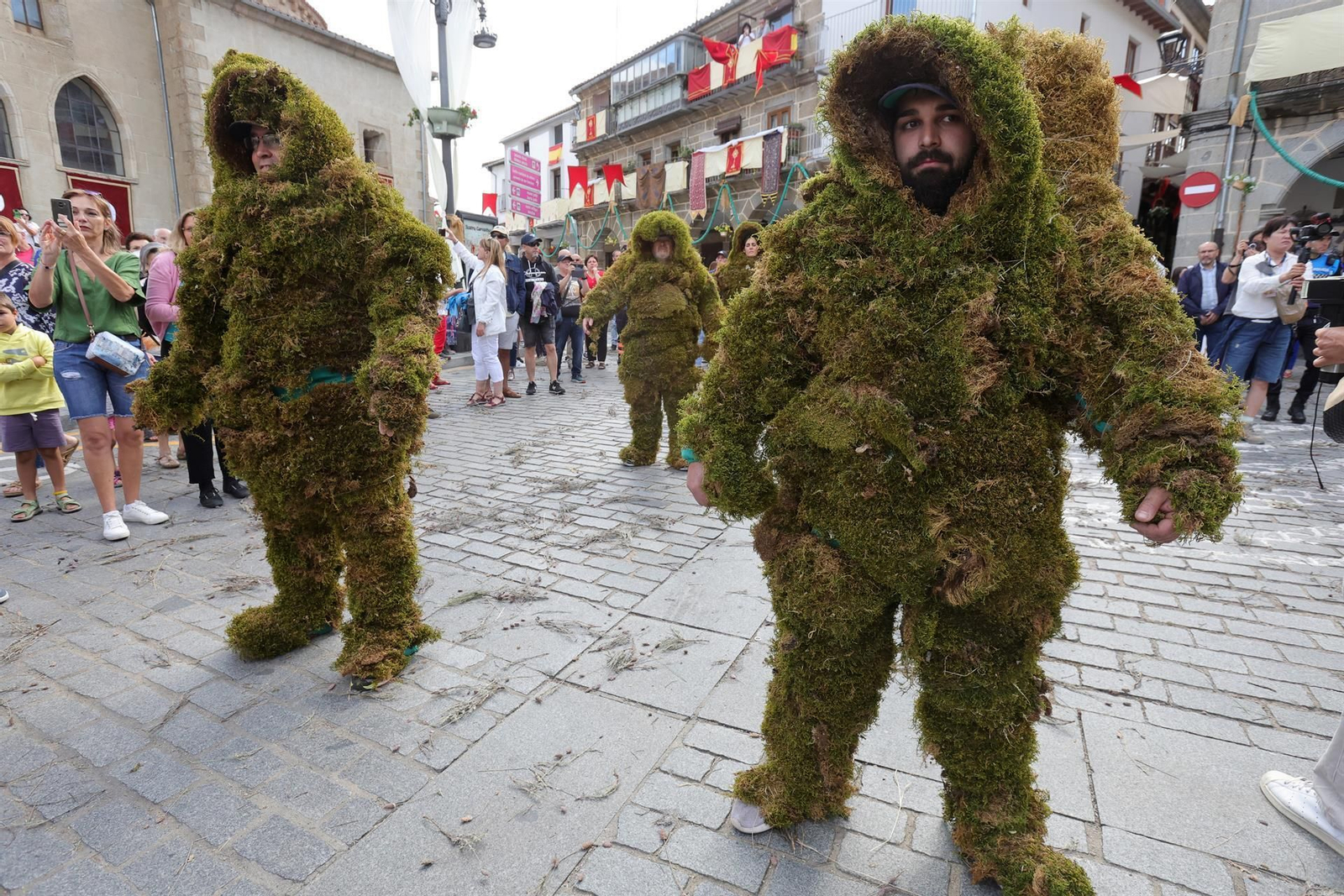 La localidad de Béjar en Salamanca, vuelve a celebrar este domingo el desfile de los "Hombres de Musgo"