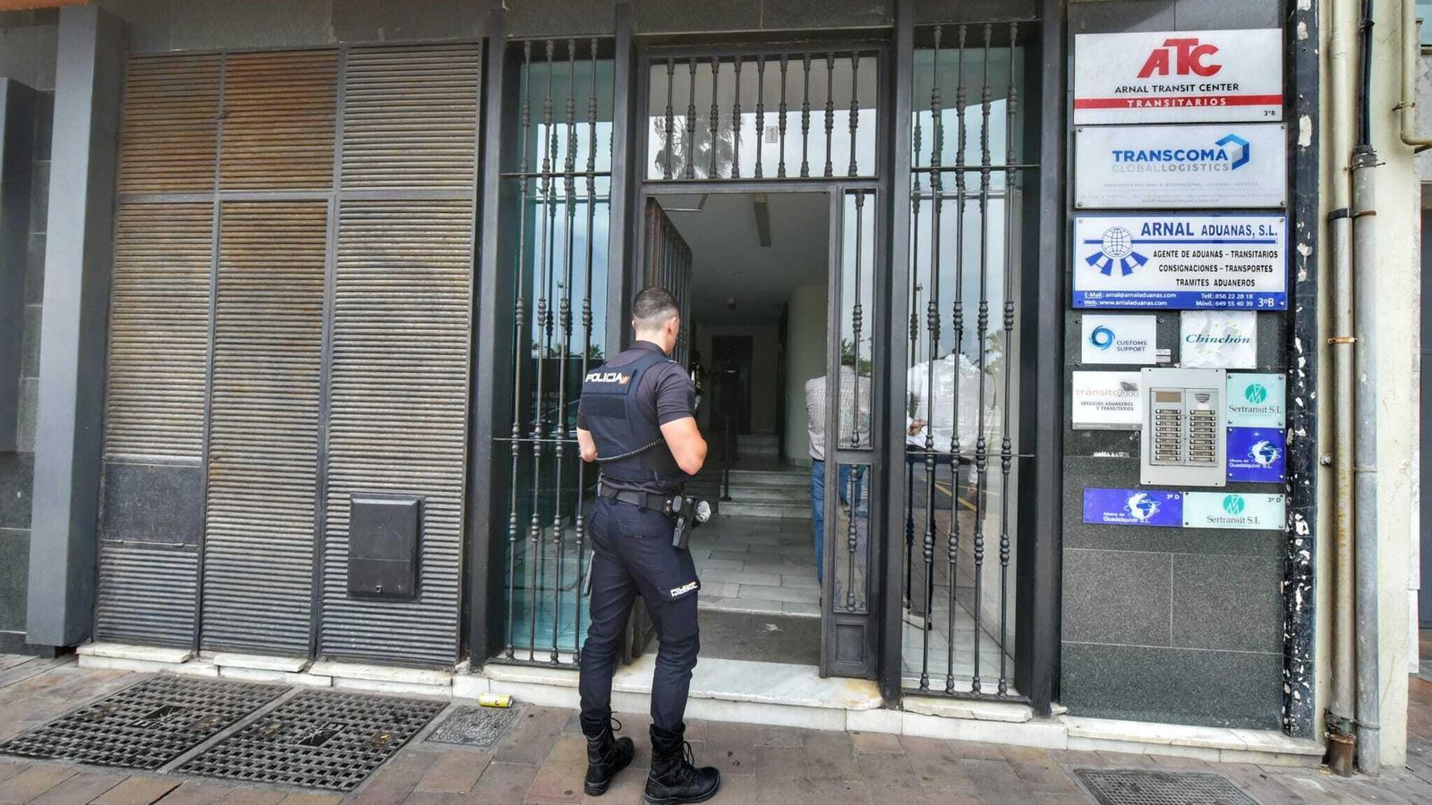 Un agente de policía frente al número 1 de la avenida Virgen del Carmen, donde ha ocurrido el suceso.