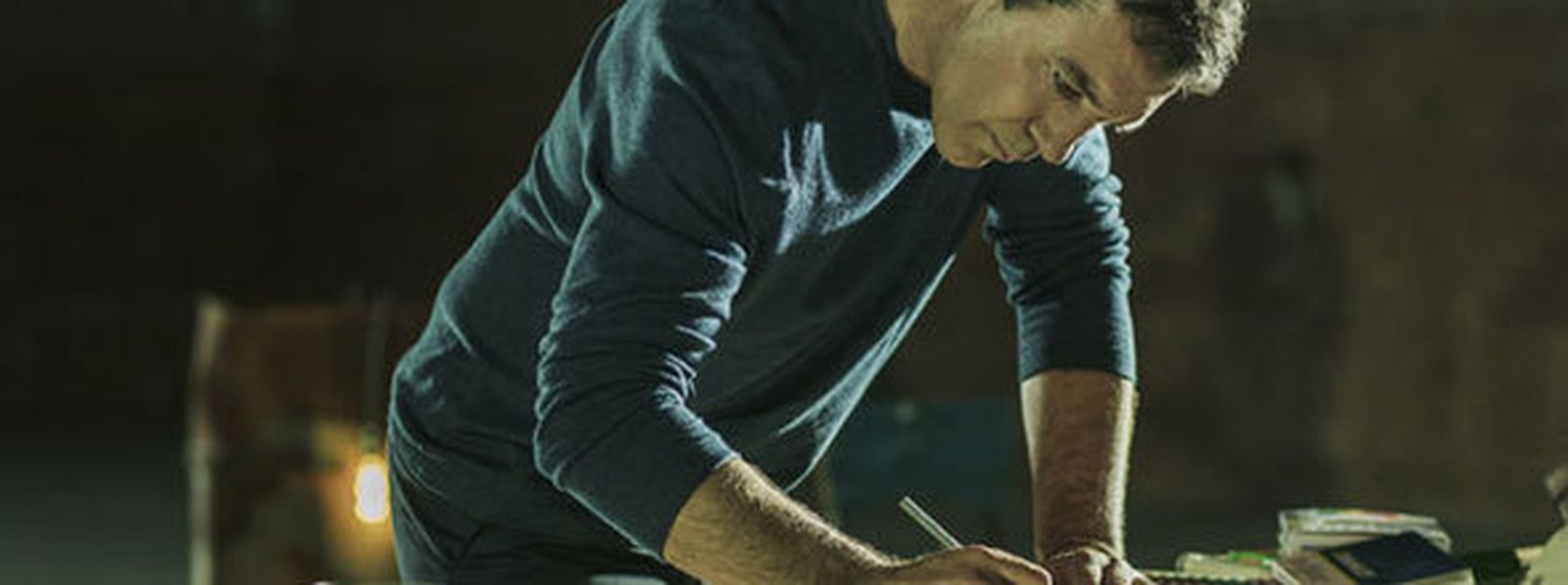 Antonio Banderas trabajando en los diseños de su marca