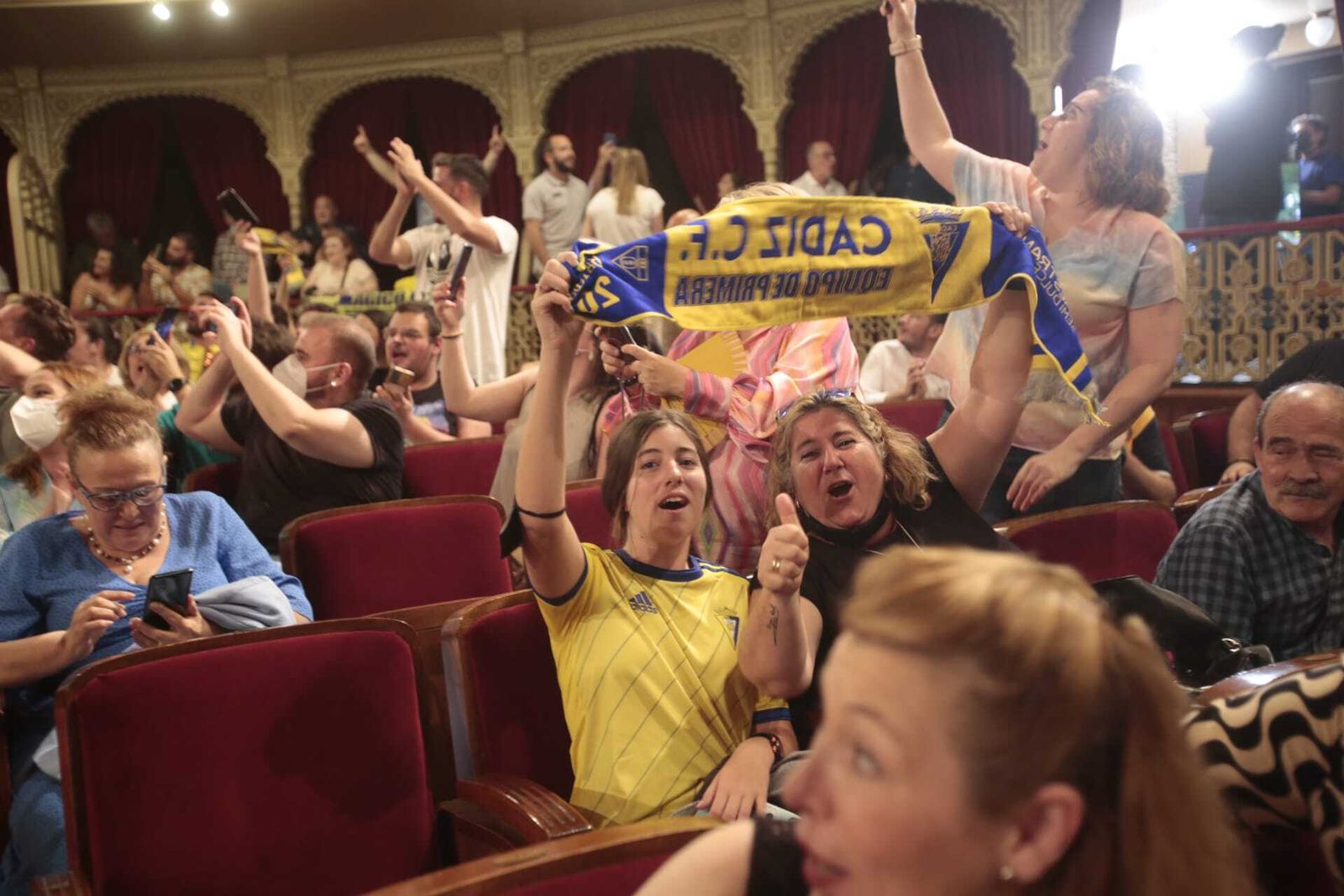 Las imágenes de la celebración de la permanencia del Cádiz CF en el Teatro Falla.