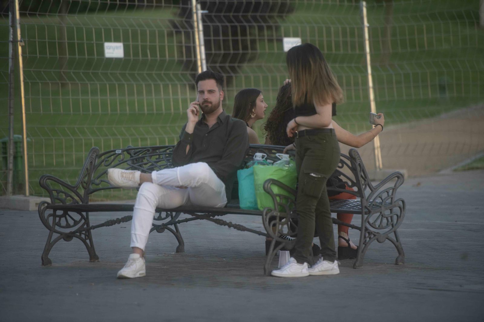 El botellón y la calle del Infierno de la Feria, en imágenes